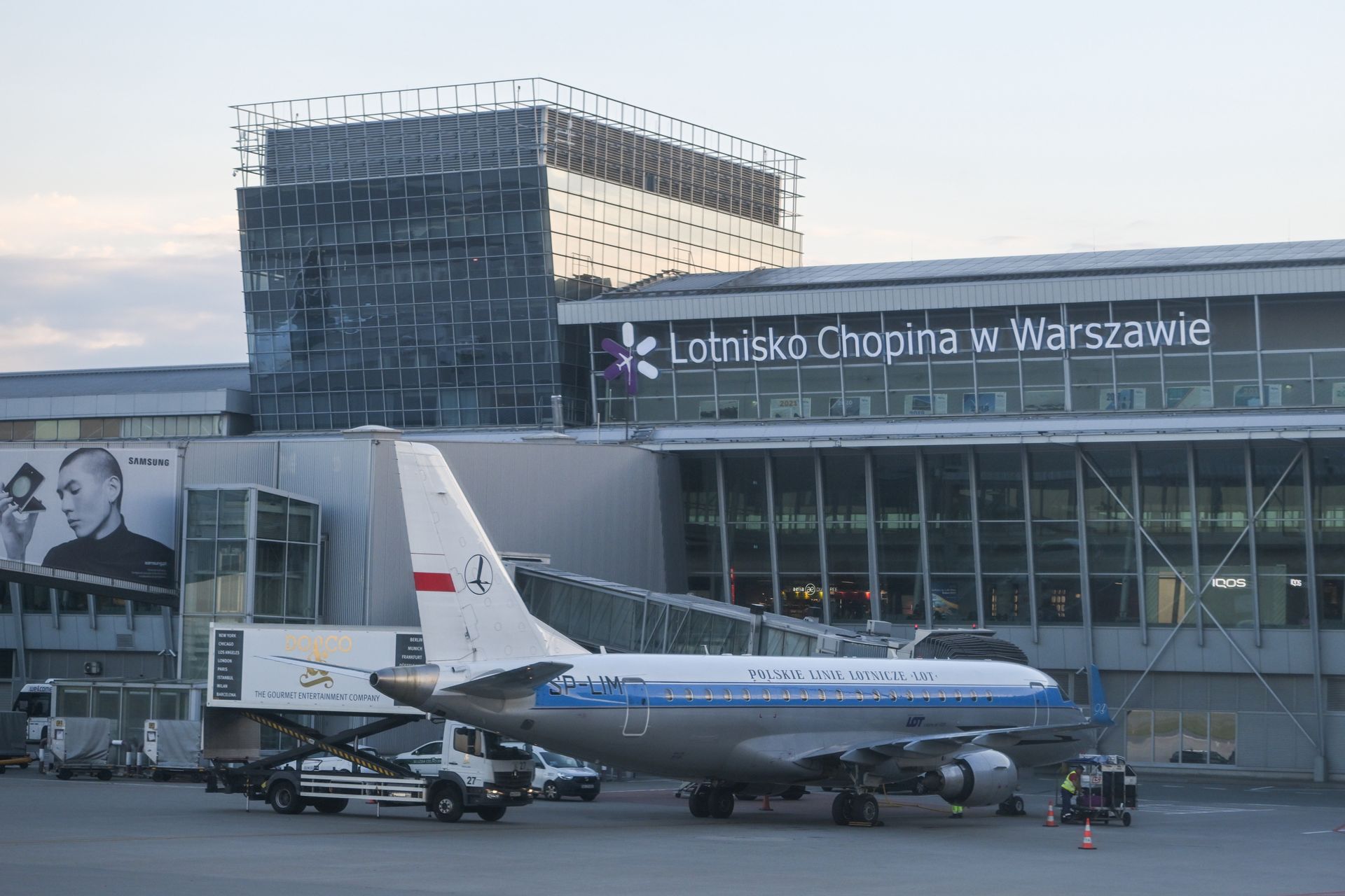 "Kula ognia" w śmieciarce na Lotnisku Chopina. Wszczęto kontrolę
