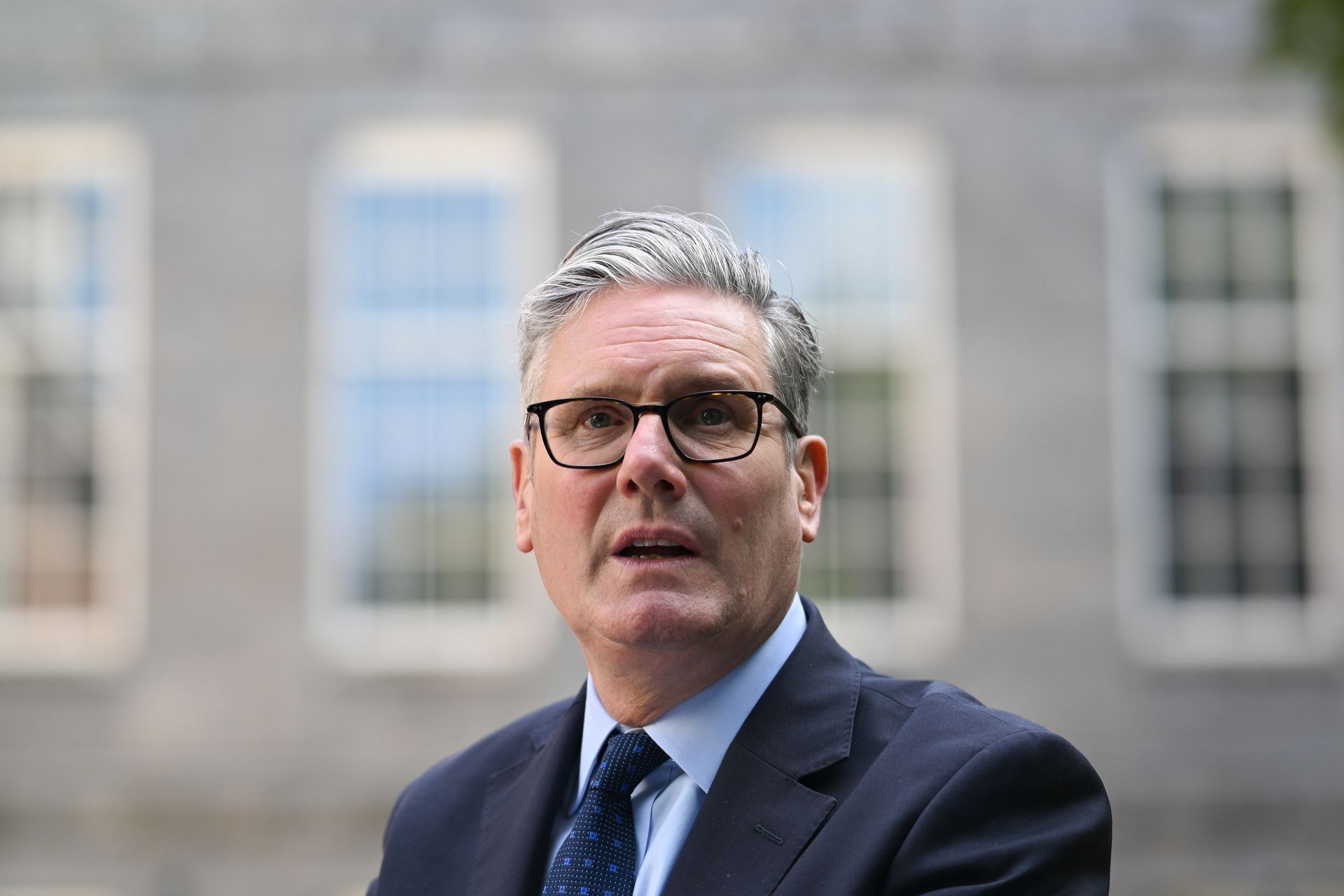 Starmer reaguje na katastrofę w Indiach. Mówi o "druzgocących scenach"