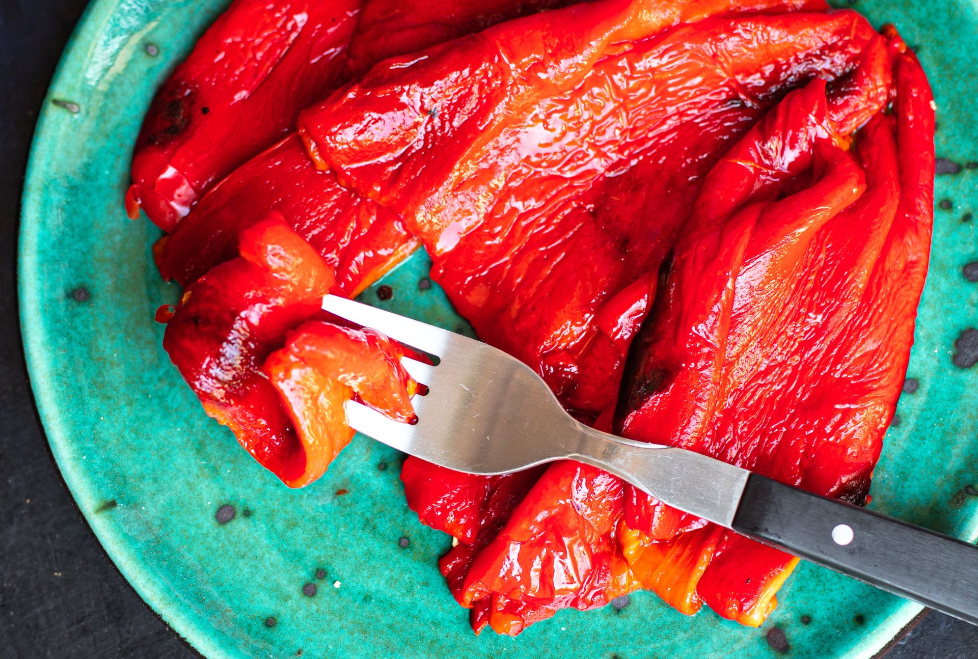 Ten trik pozwala zaoszczędzić wiele czasu. Nie musisz piec papryki, aby zdjąć skórkę