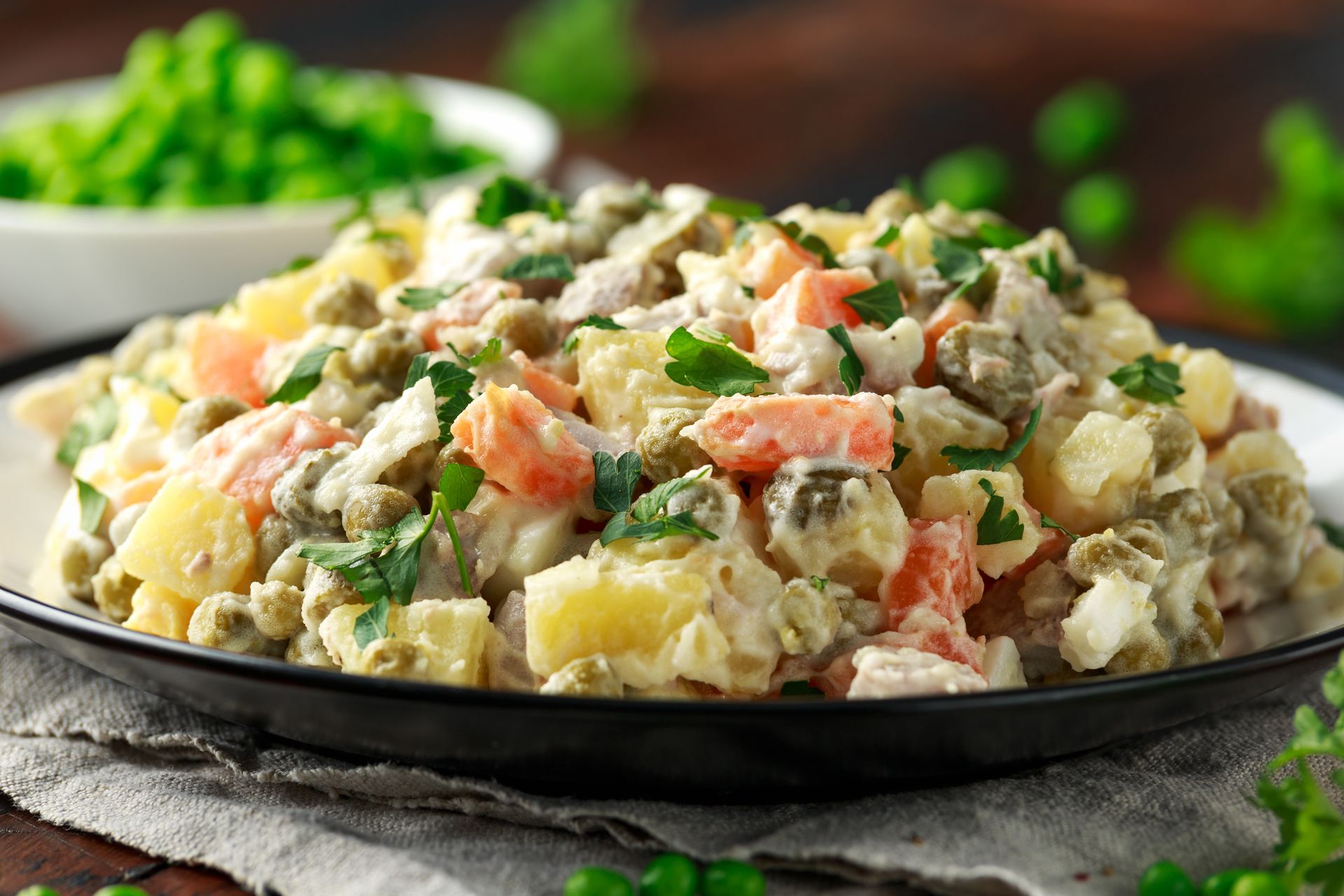 Daleko odbiegła od oryginału. Jak ewoluował przepis na sałatkę jarzynową?