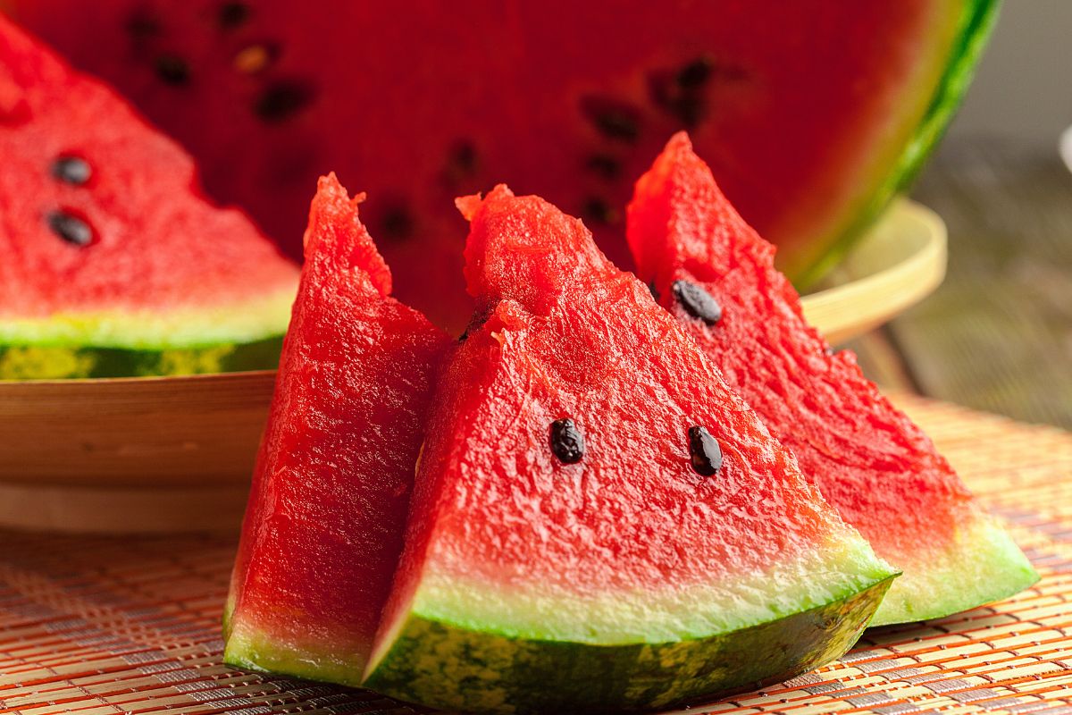 Tak usuniesz z arbuza wszystkie pestki w kilka sekund. Trik z nożem jest genialny