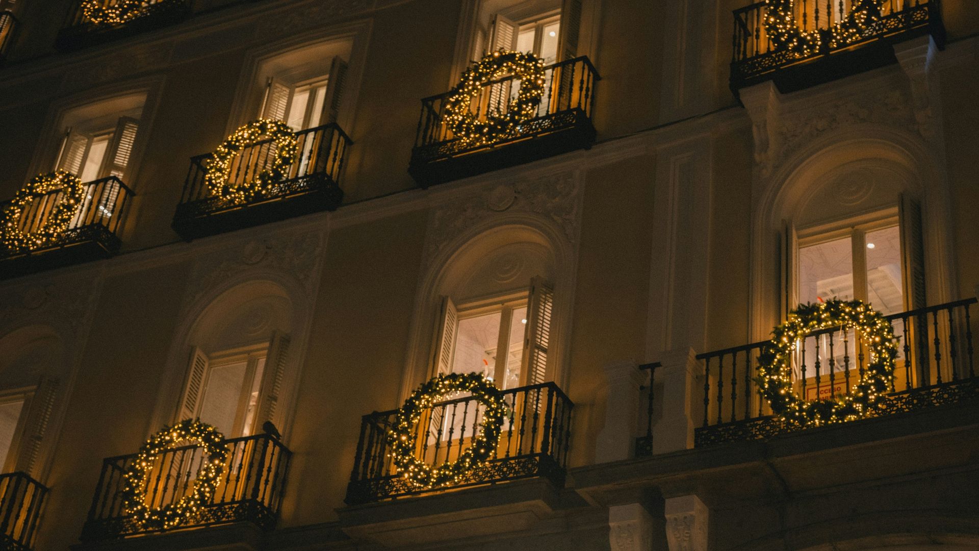 Ostrożnie z lampkami na balkonie. Tak można dostać mandat