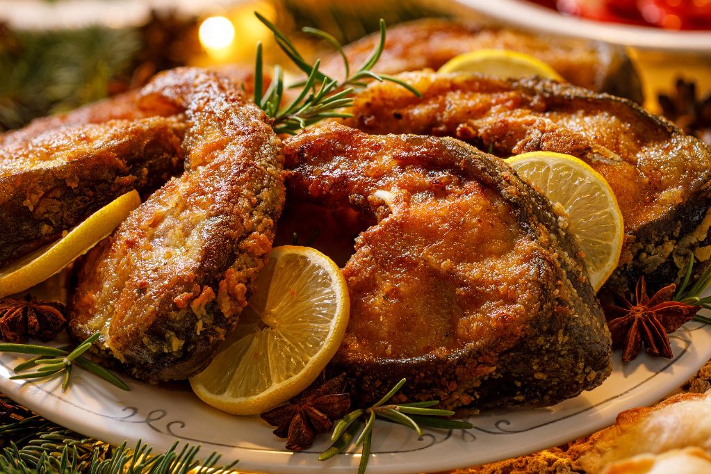 Łączę na patelni i smażę karpia. Razem sprawiają, iż ryba ma wyjątkowy smak, a mięso jest delikatne i jędrne