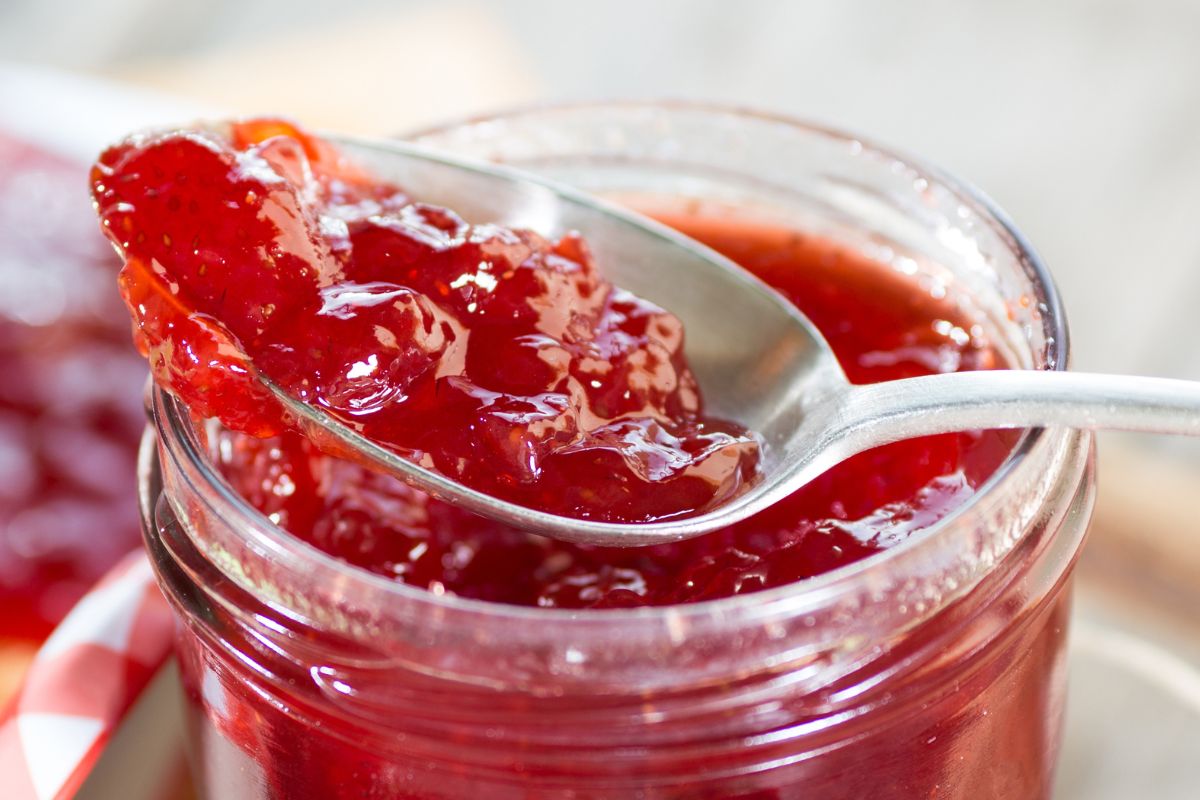 Do truskawek dodaję ostrą przyprawę. Dżem wyjadam łyżką ze słoiczka