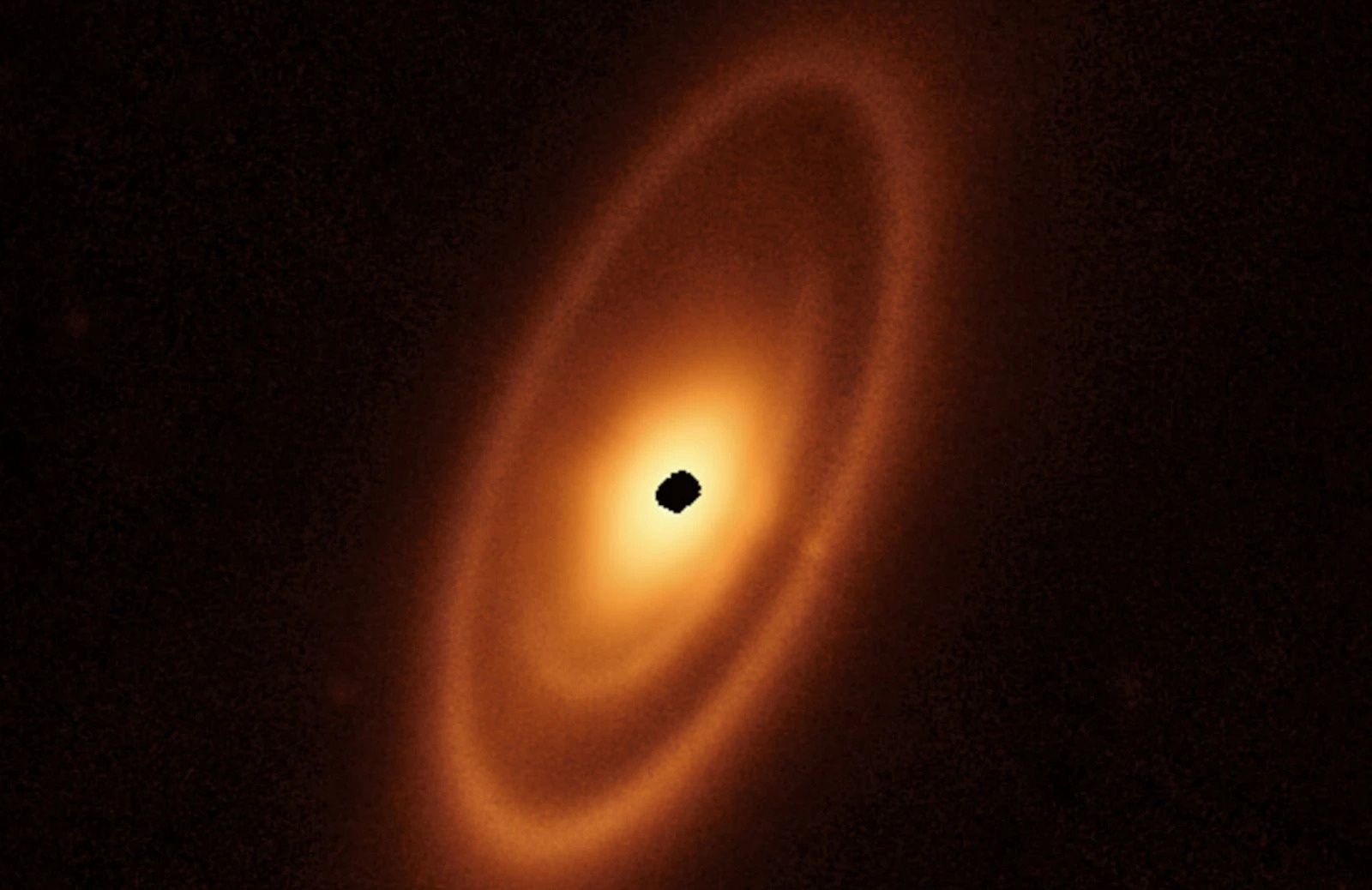 Tego jeszcze nie było. Zderzenie planetoid przy odległej gwieździe