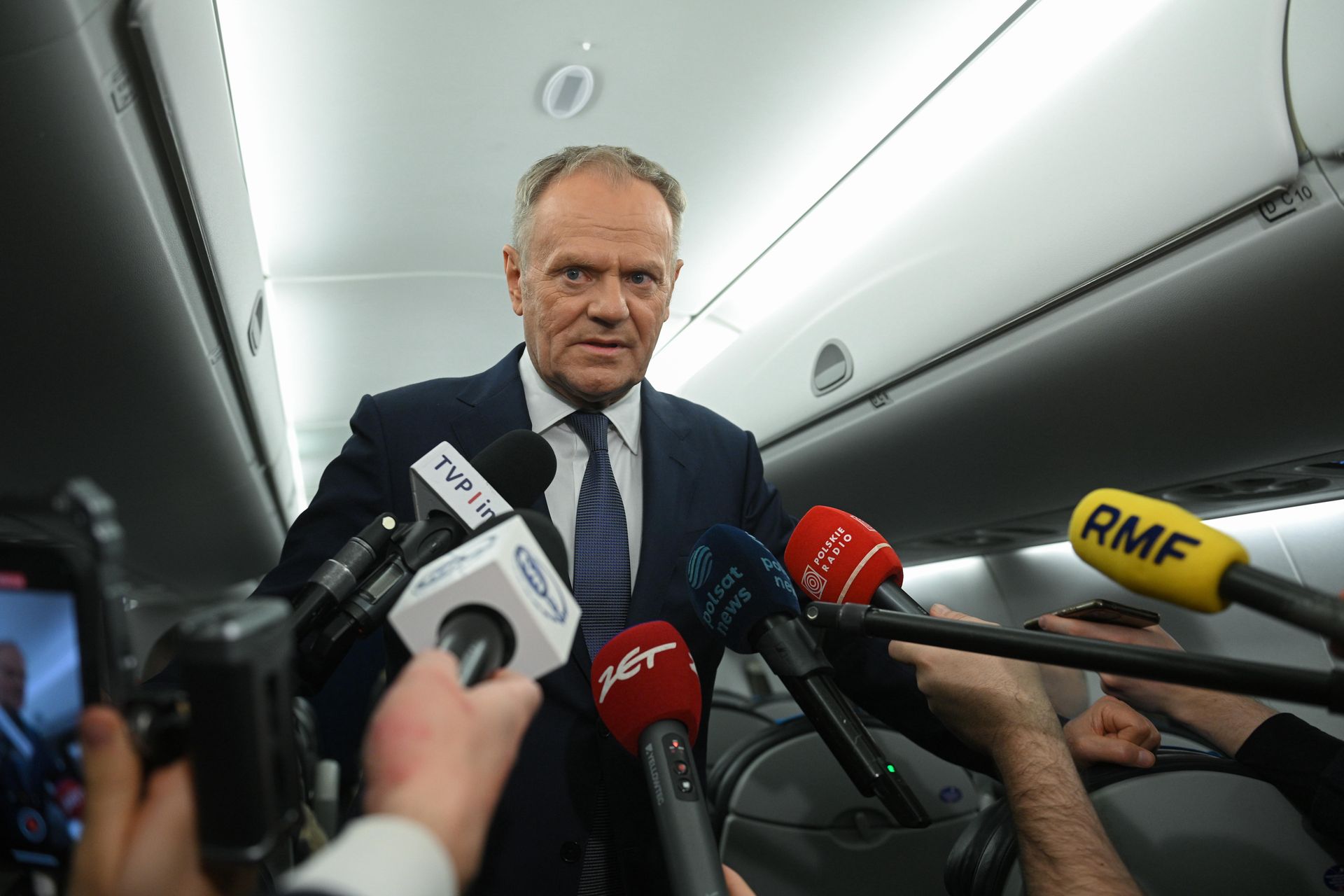 Tusk w drodze do Paryża. "Więcej niż cień szansy na pokój"