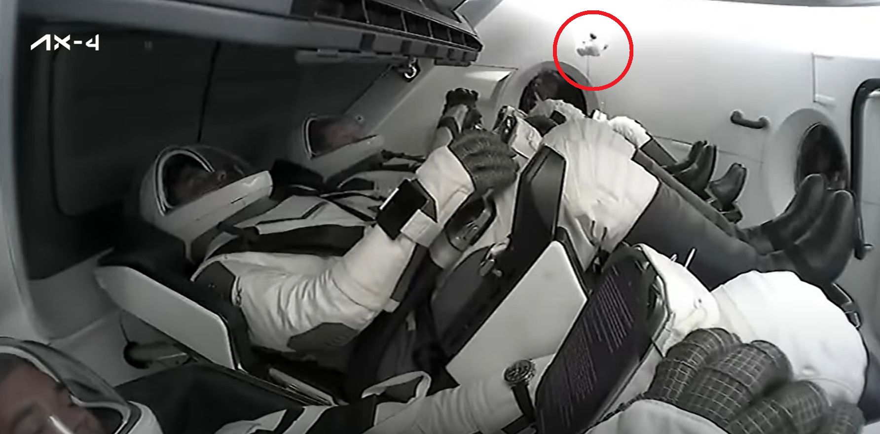 Poleciał z Polakiem w kosmos. Niespodziewany gość w kapsule