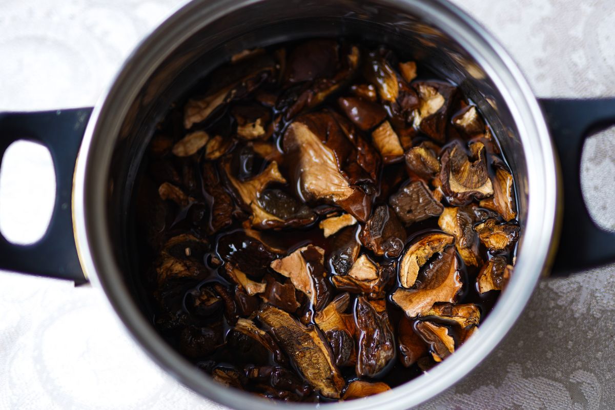 Wiesz, ile gotować grzyby na uszka? Błąd sprawi, iż stracą smak lub będą za twarde