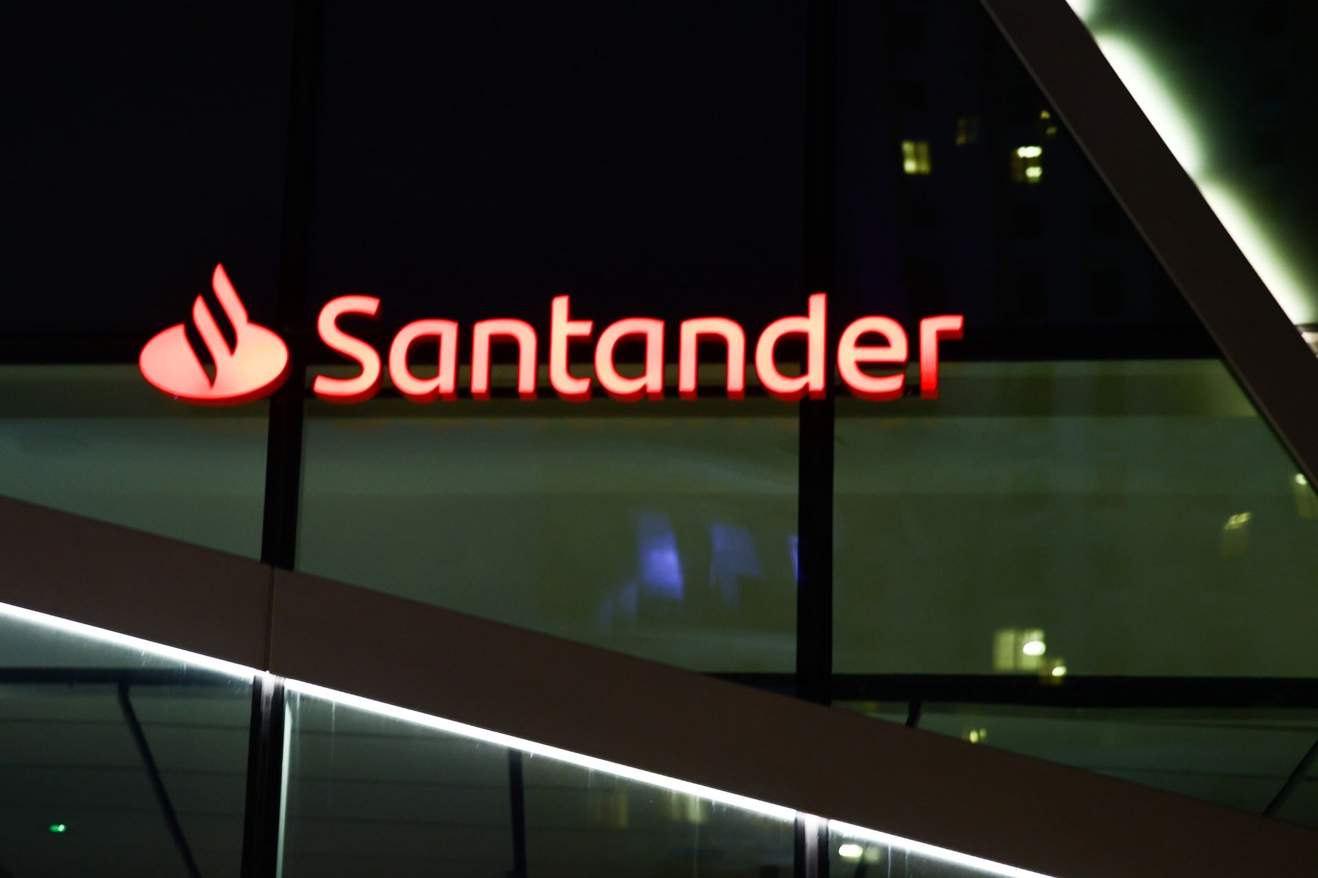 Santander ostrzega przed telefonami. Podał najważniejsze zasady