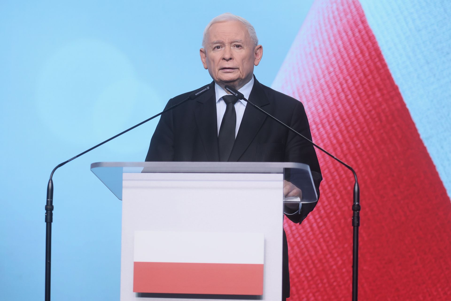 45 podpisów za Morawieckim. Dlaczego Kaczyński mówi o "30-kilku" wyrzuconych?