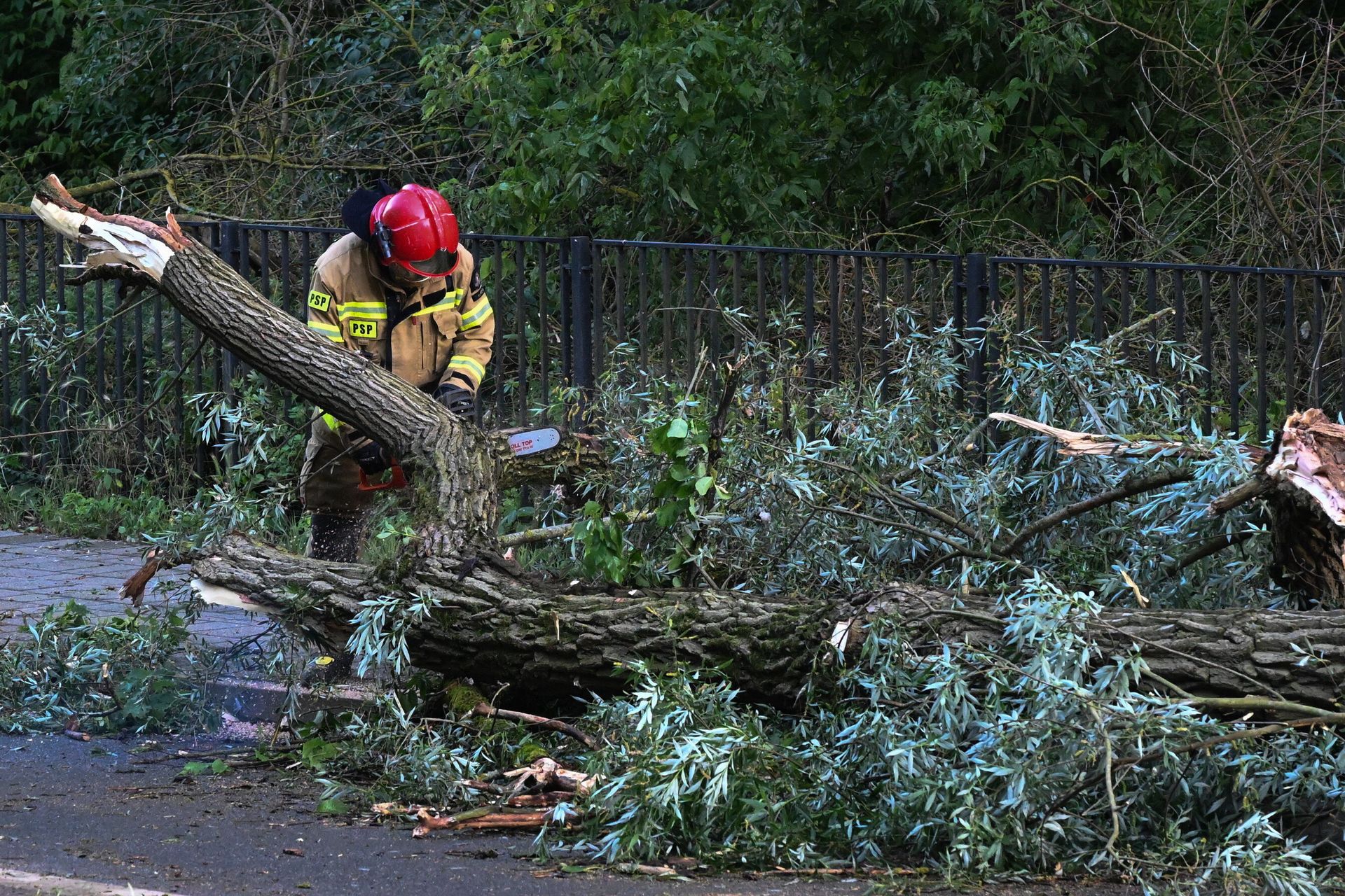 Nawałnice przeszły nad Polską. Tysiące ludzi bez prądu