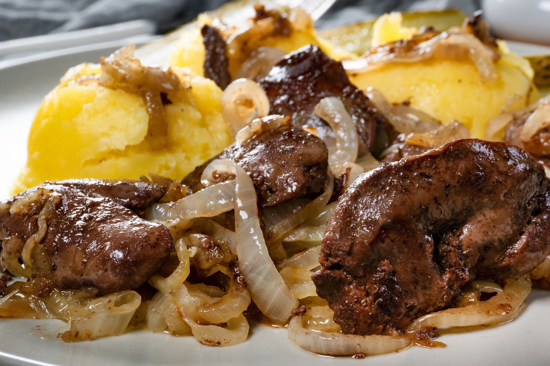 Zalej nim wątróbkę i mocz przez noc. Pozbędziesz się goryczy, będzie bardziej kremowa