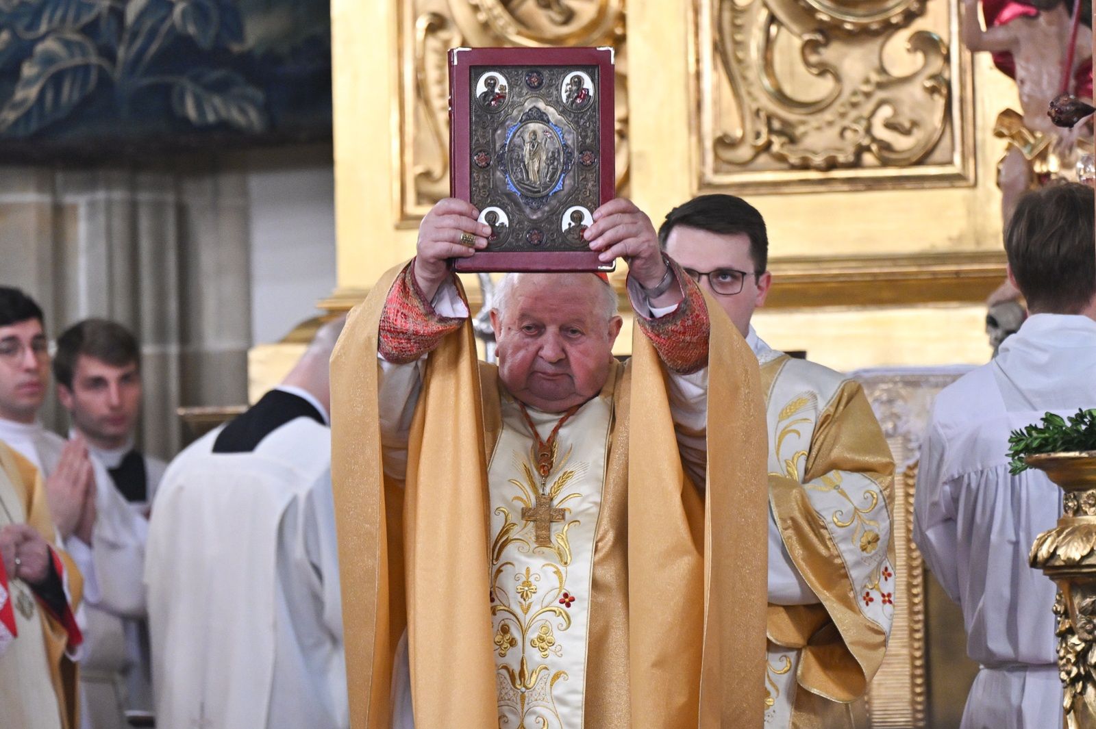 "Domagał się". Papież Franciszek oczami kard. Dziwisza