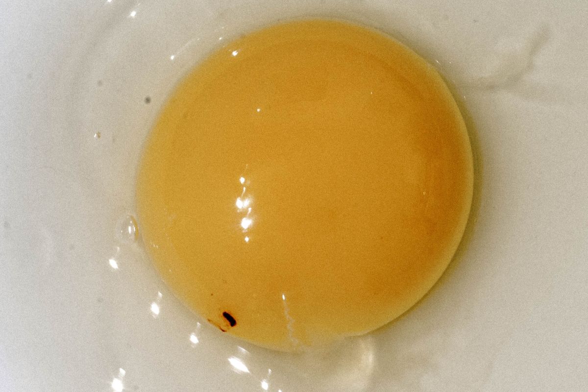 Czym jest czerwona plamka na jajku? Wzbudza obrzydzenie, a nie każdy wie, co oznacza