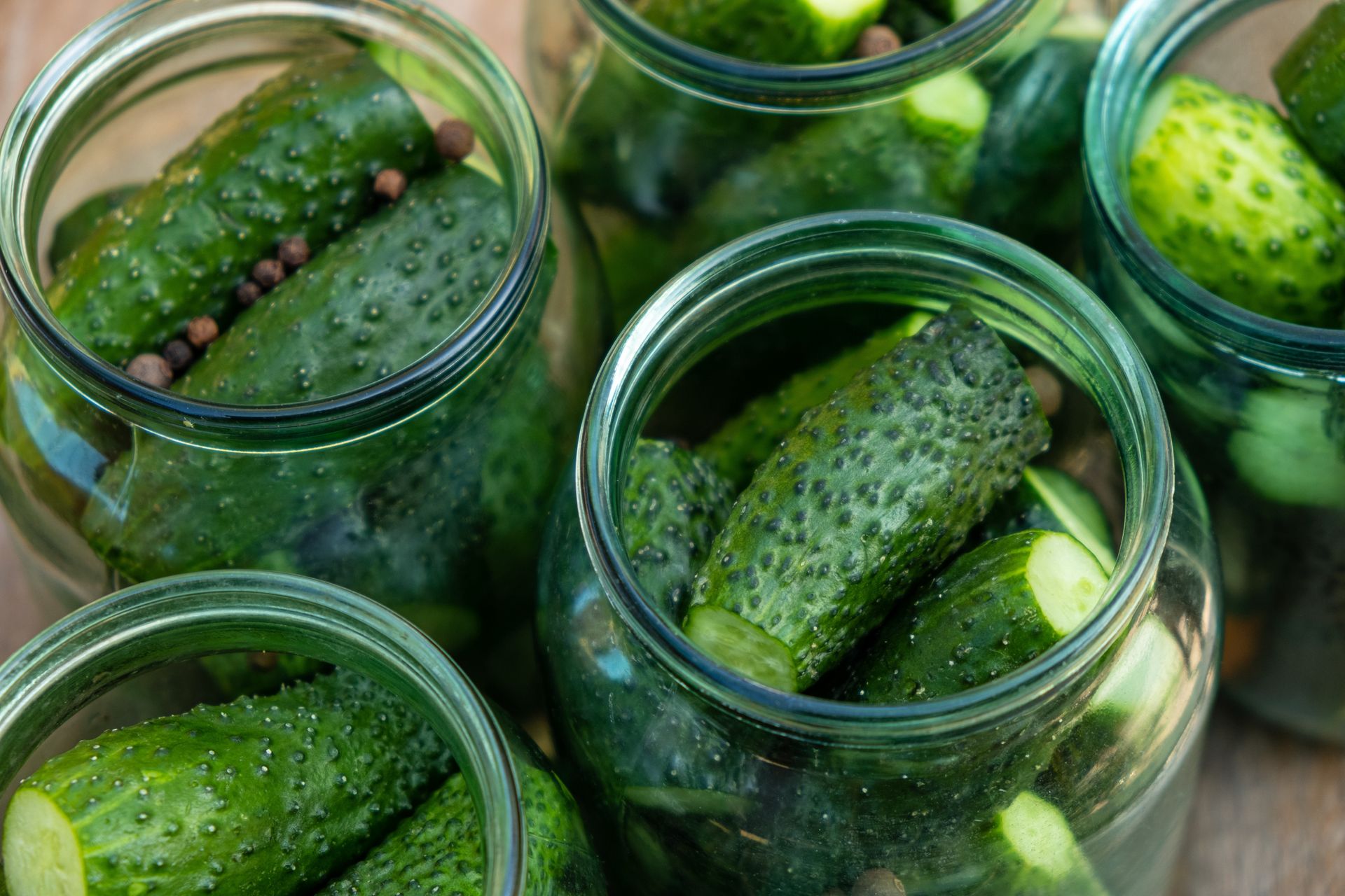 Jak przygotować ogórki małosolne? Trzymaj się zasady 3x1, a wyjdą pyszne i chrupiące