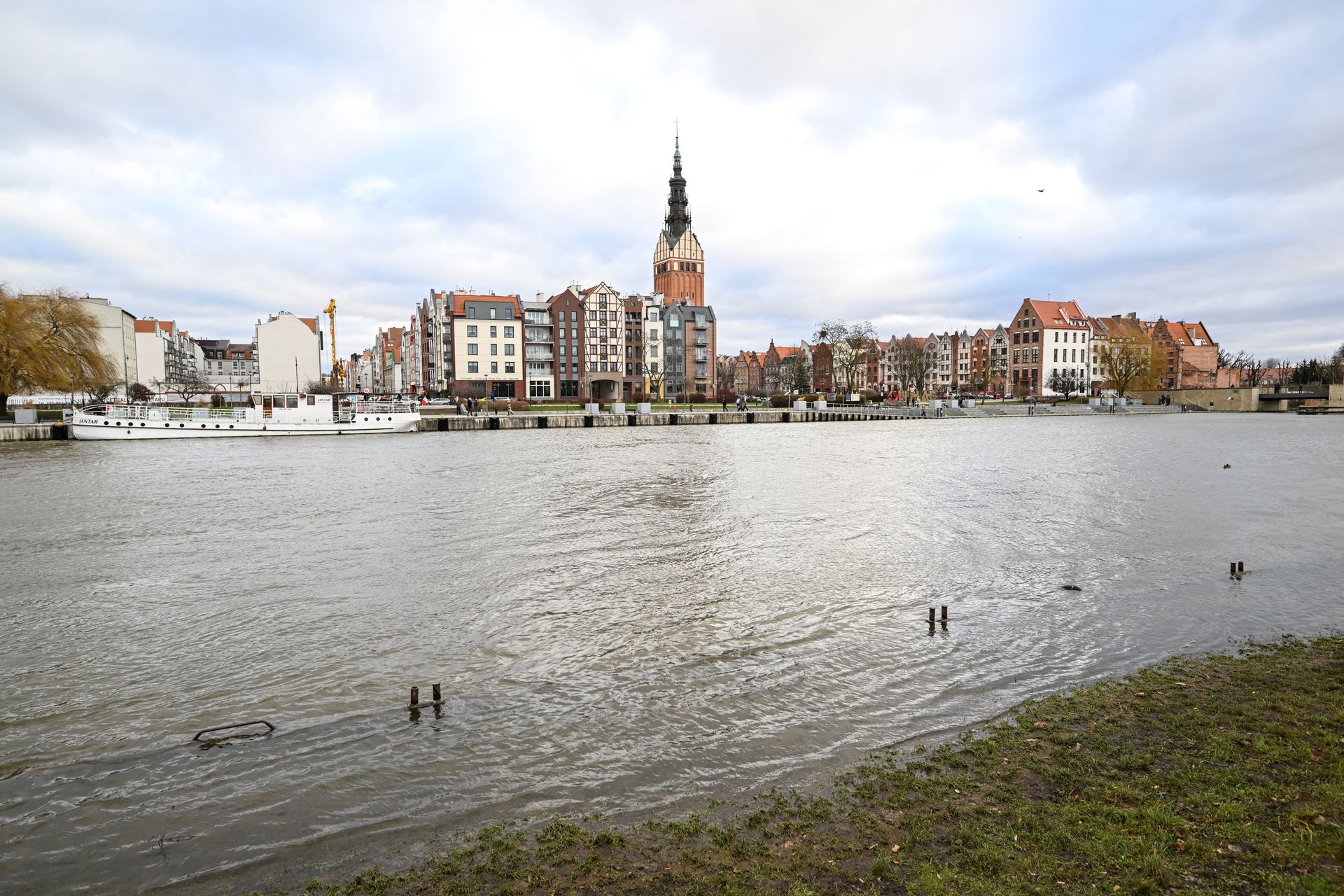 Alarm przeciwpowodziowy w Elblągu. Przygotowują worki z piaskiem