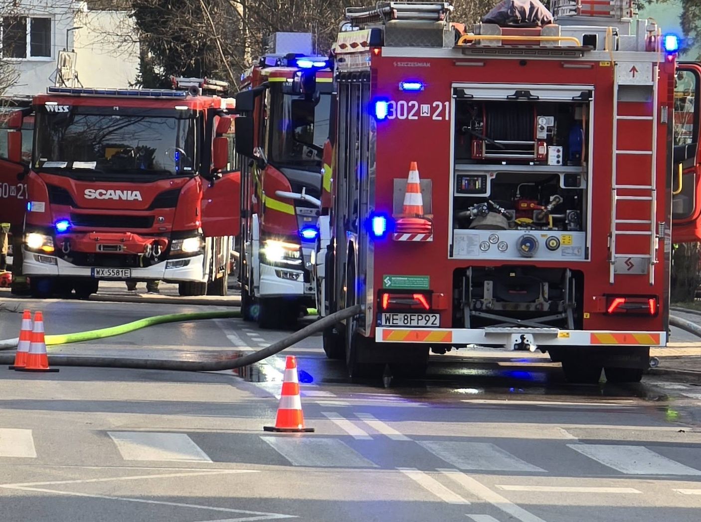 Pożar domu w Wawrze. Ogień w kotłowni, dym na poddaszu