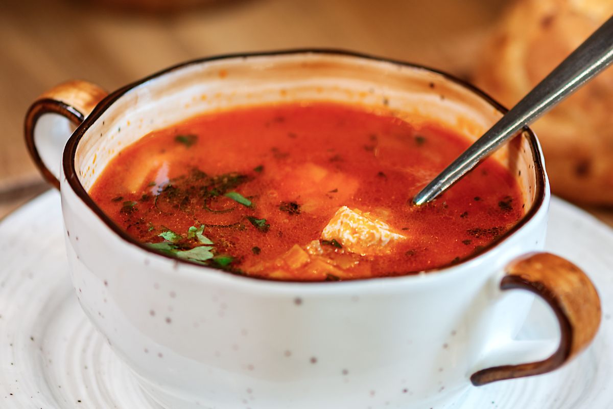 Dodaję kopiastą łyżkę do pomidorówki i blenduję. Genialnie podbija białko i poprawia konsystencję