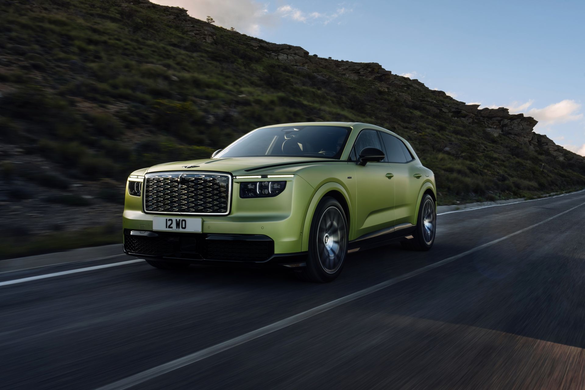 Bentley Torcal debiutuje jako elektryczny SUV. W słabszej wersji ma "tylko" 821 KM