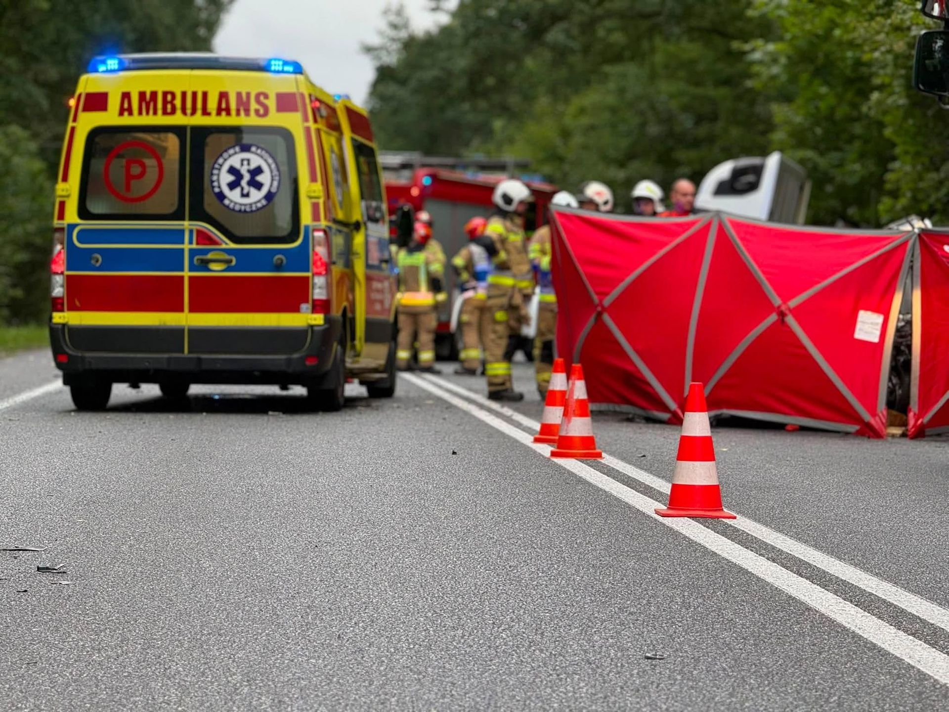 Śmiertelny wypadek na DK11. Zderzenie Volkswagena z busem