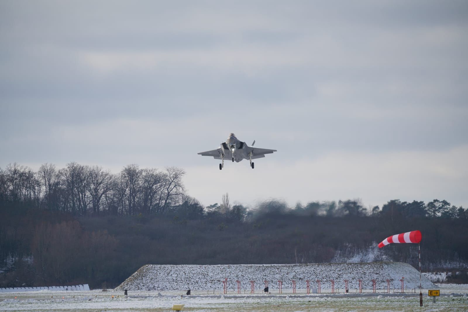 Polska poderwała myśliwce. Dwa lotniska zamknięte
