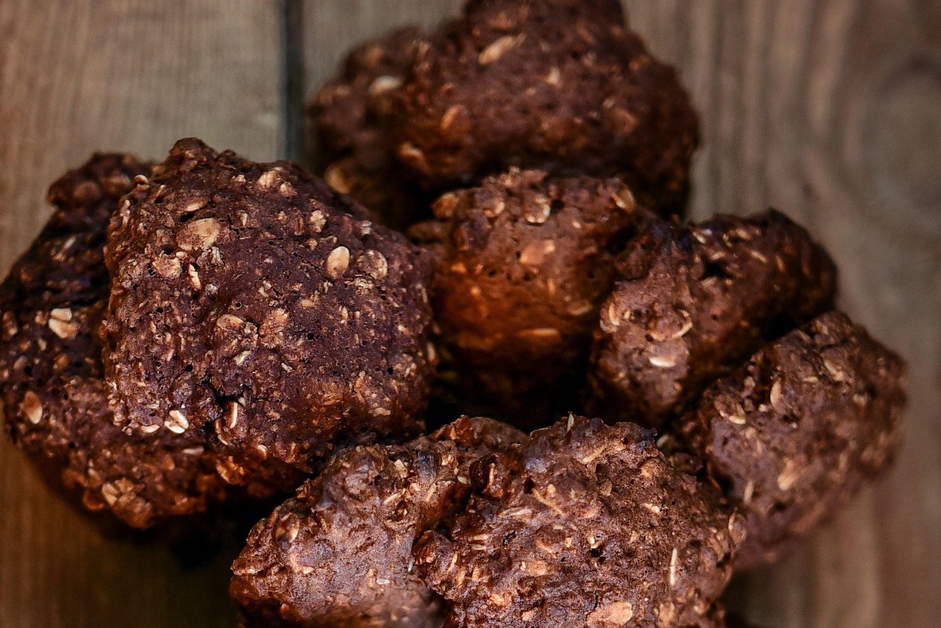 Nie potrzebujesz mąki, cukru ani piekarnika. Te ciasteczka robią się same!