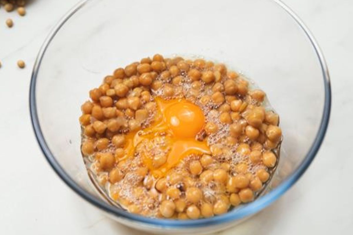 Kulki ze słoika łączę z jajkiem i przyprawami. Ani grama mięsa, a kotlety wychodzą doskonałe