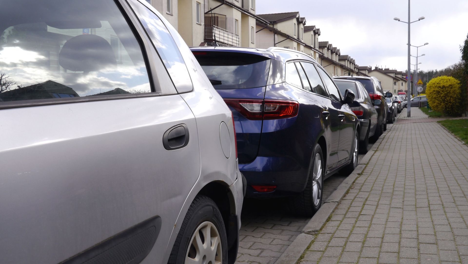 Deweloper sprzedał parking na osiedlu. "Nie mamy gdzie parkować"