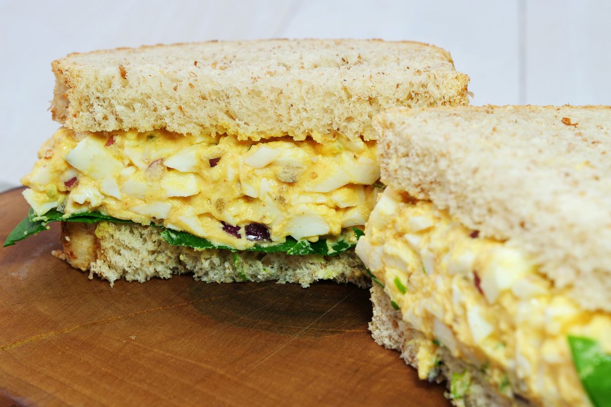 W PRL-u była kanapkowym hitem w piątki. Dodaję ekstra składnik i pozostało zdrowsza i smaczniejsza