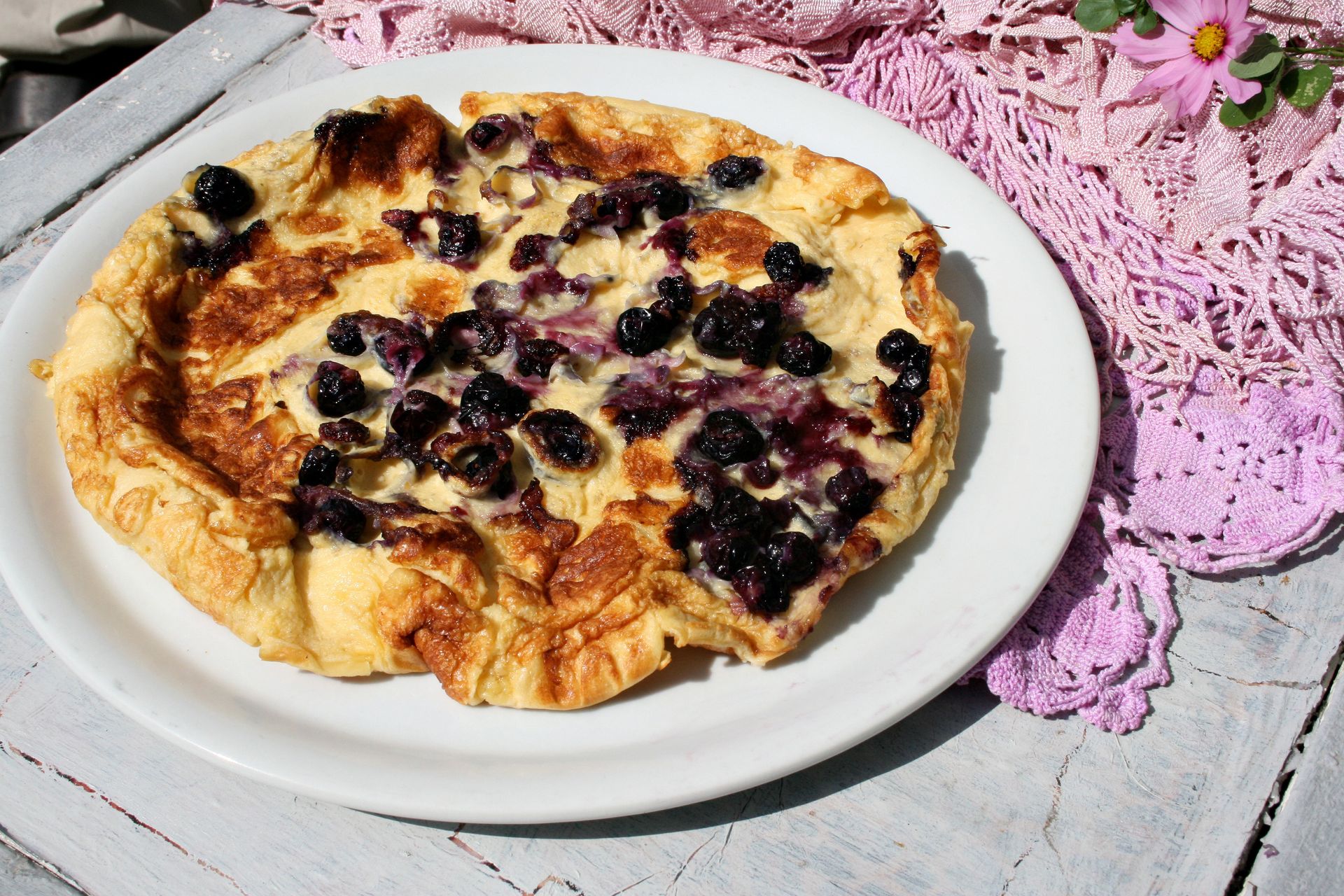 Puszysty, miękki i rozpływający się w ustach. Aż trudno uwierzyć, iż to omlet