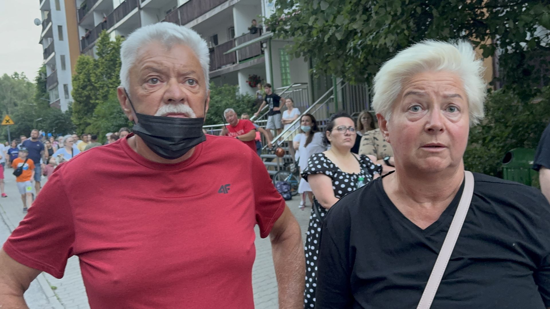 Dramat w Ząbkach. Wiatr podsyca ogień. Mieszkańcy są przerażeni