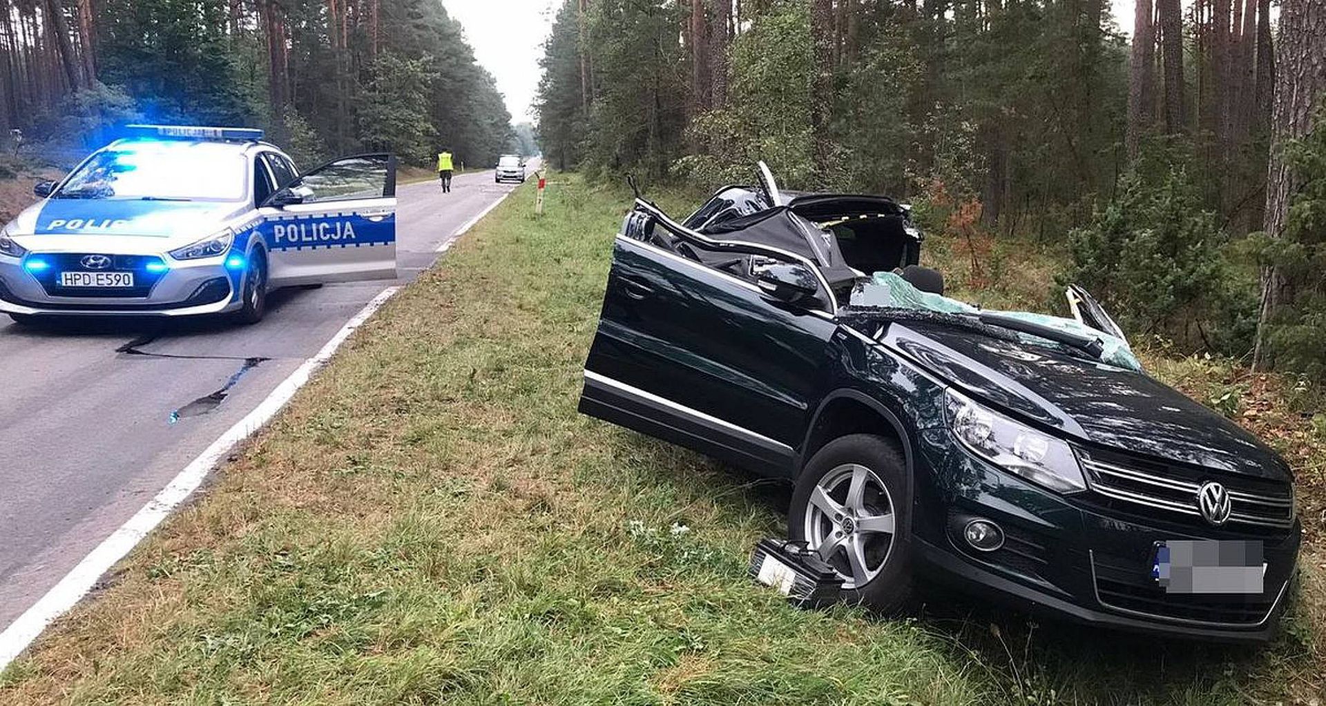 Drzewo upadło na volkswagena. Kierowca zakleszczony w aucie