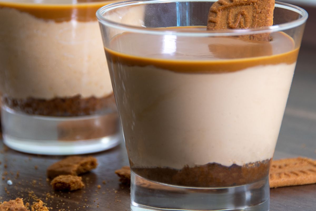 Biorę płatki owsiane, jogurt i ciasteczka. Po chwili mam przepyszne śniadanie