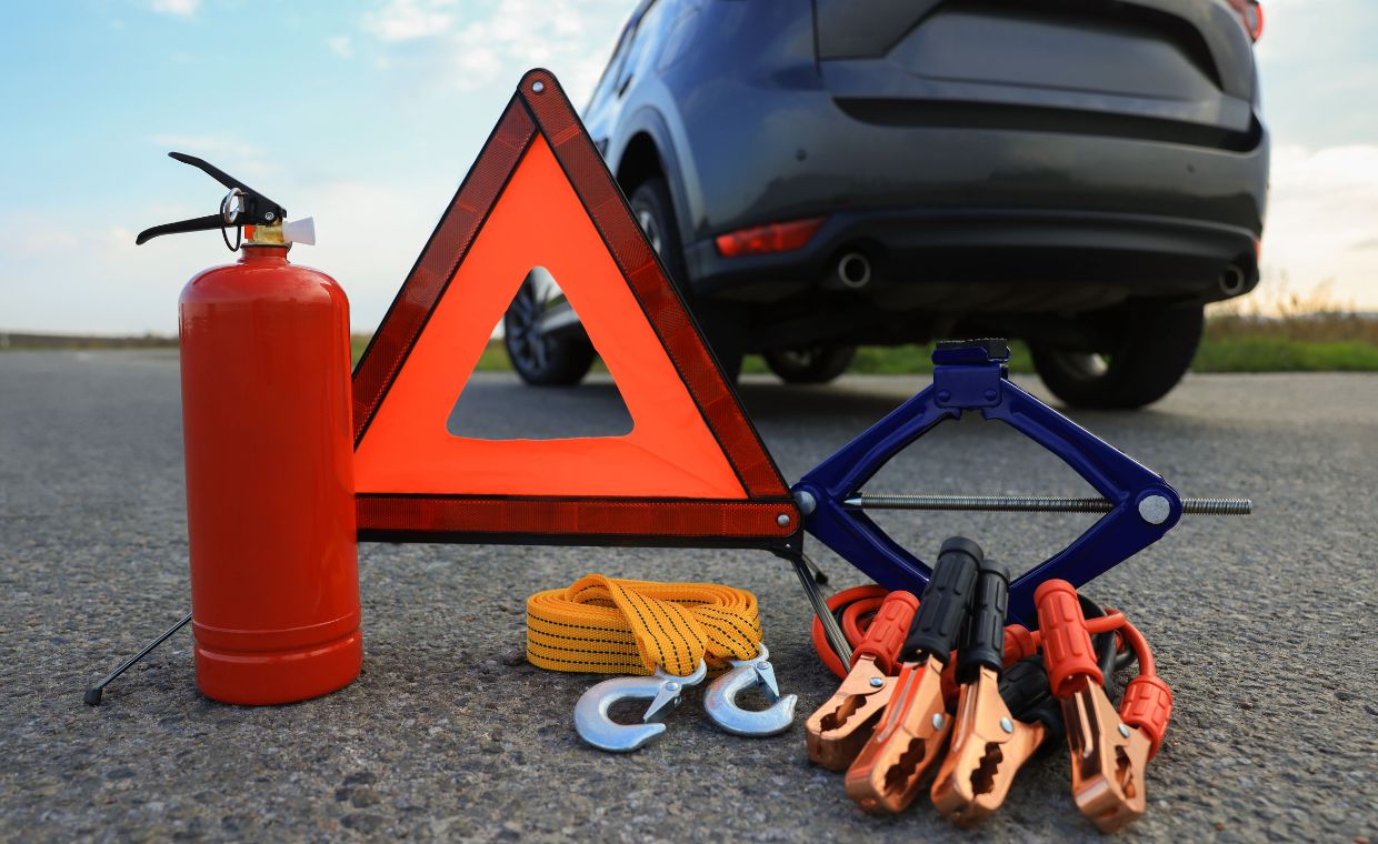 Przed wakacjami sprawdź swój bagażnik. Mandat możesz dostać nie tylko za brak trójkąta