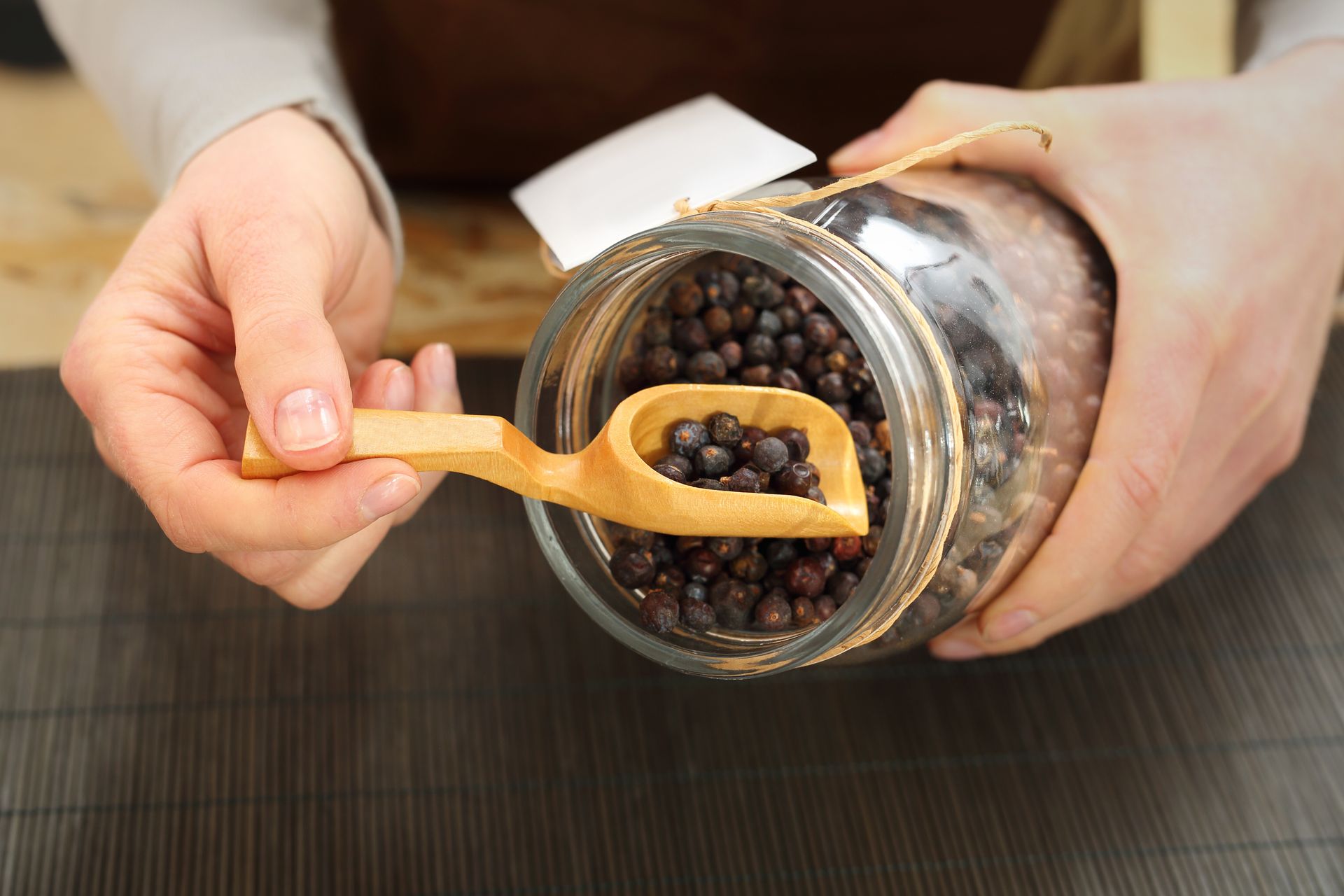 Sos jałowcowy – pyszny dodatek do mięs i wędlin