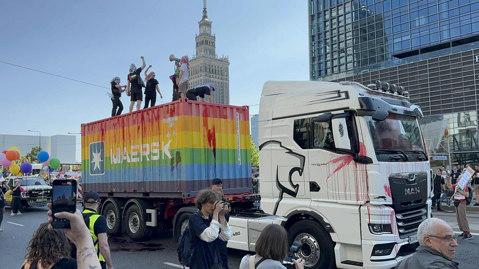 Incydent na paradzie równości w Warszawie. Trzeba ją było przerwać