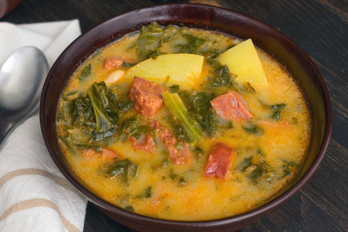 Portugalczycy przepadają za tą zupą. Zielone listki robią robotę