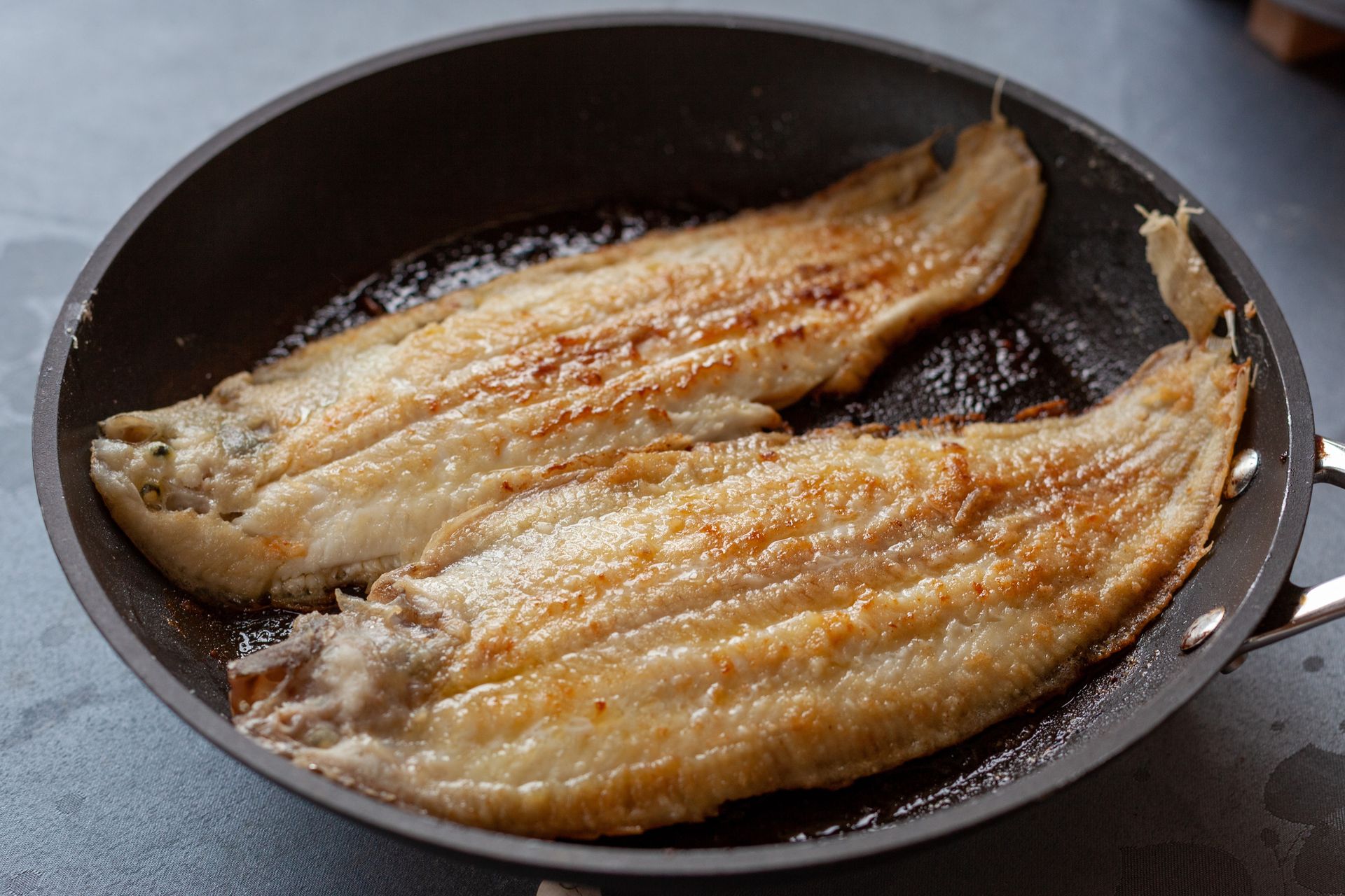 Połóż obok ryby na patelni. gwałtownie zapomnisz o smrodku podczas jej smażenia