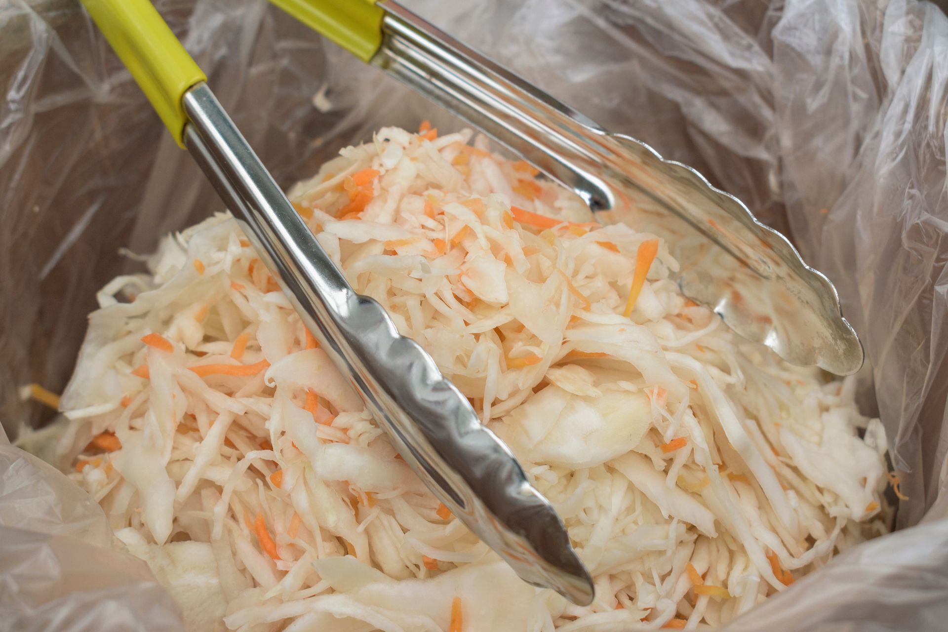 Jesienią i zimą Polacy jedzą na kilogramy. Przez nieostrożność kiszona kapusta zamienia się w truciznę