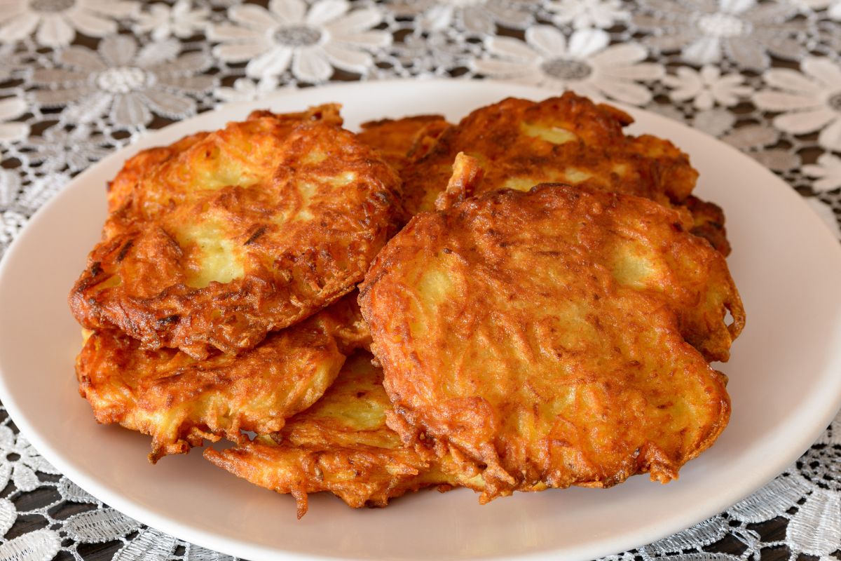 Dodaj do masy. Placki ziemniaczane wyjdą chrupiące i nie będą nasiąkać tłuszczem