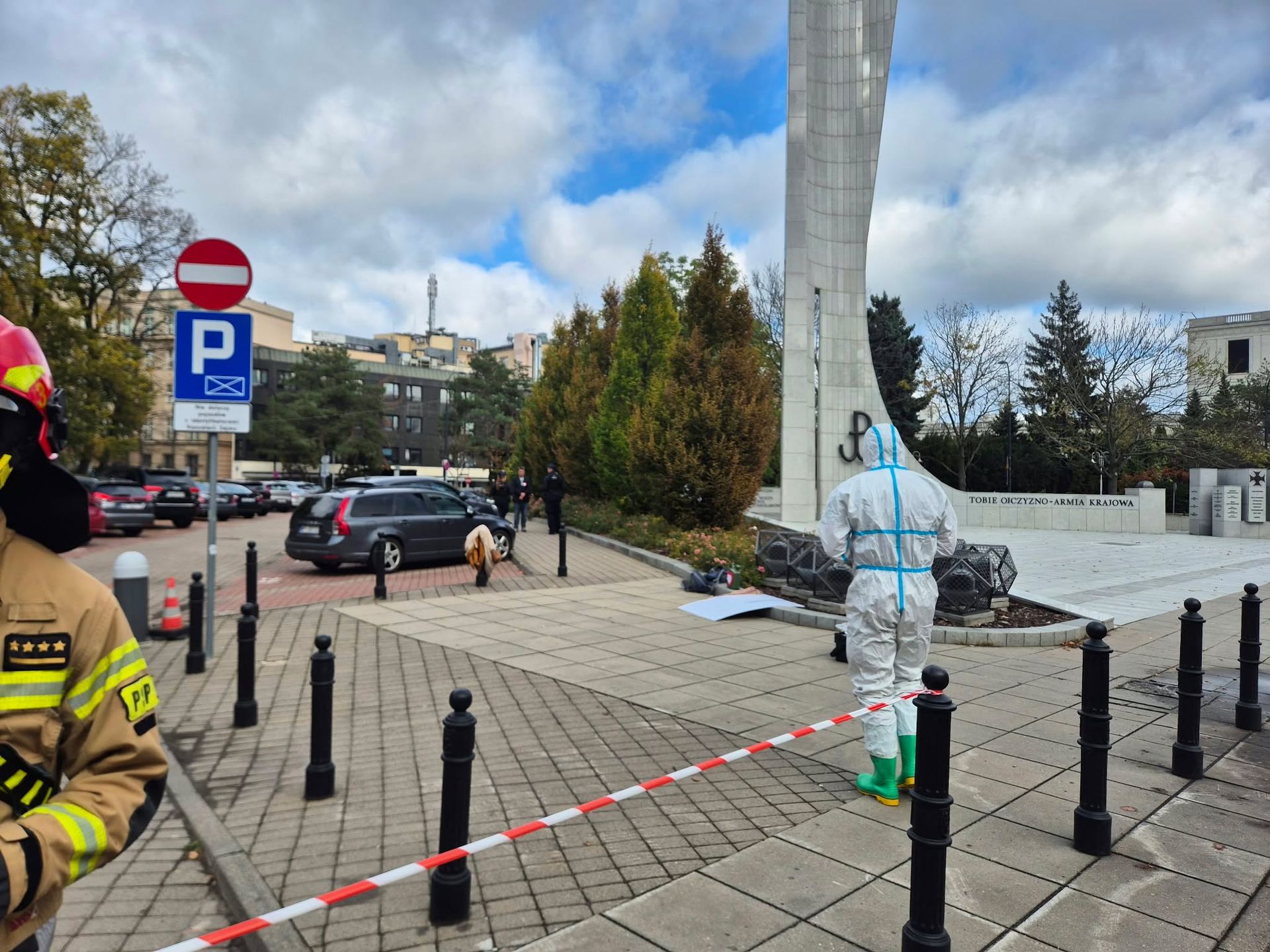 Tajemnicza substancja przed Sejmem. Służby są na miejscu