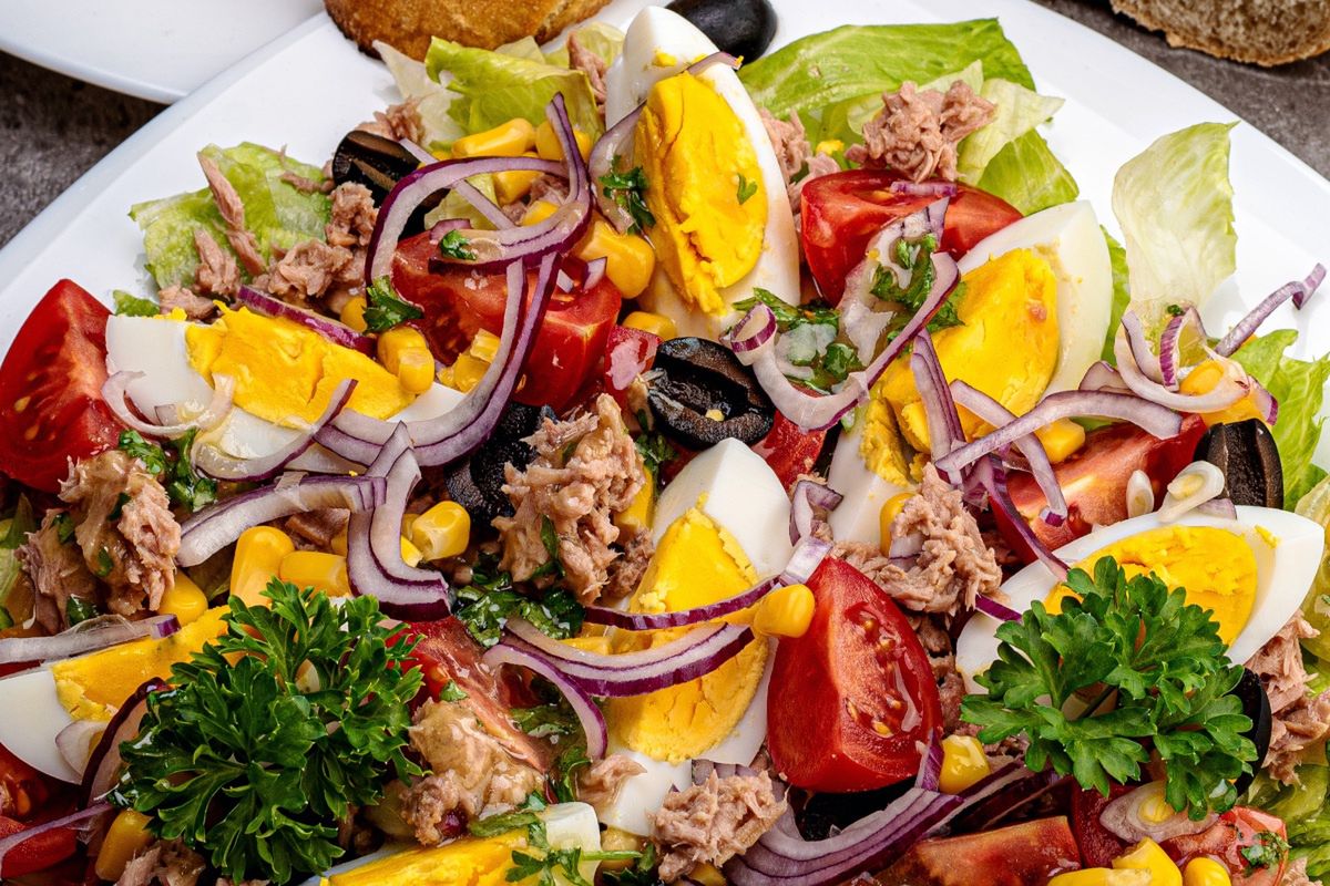 Na ostatnią Wielkanoc podałam tę szybką i prostą sałatkę. Zrobiła furorę na świątecznym stole