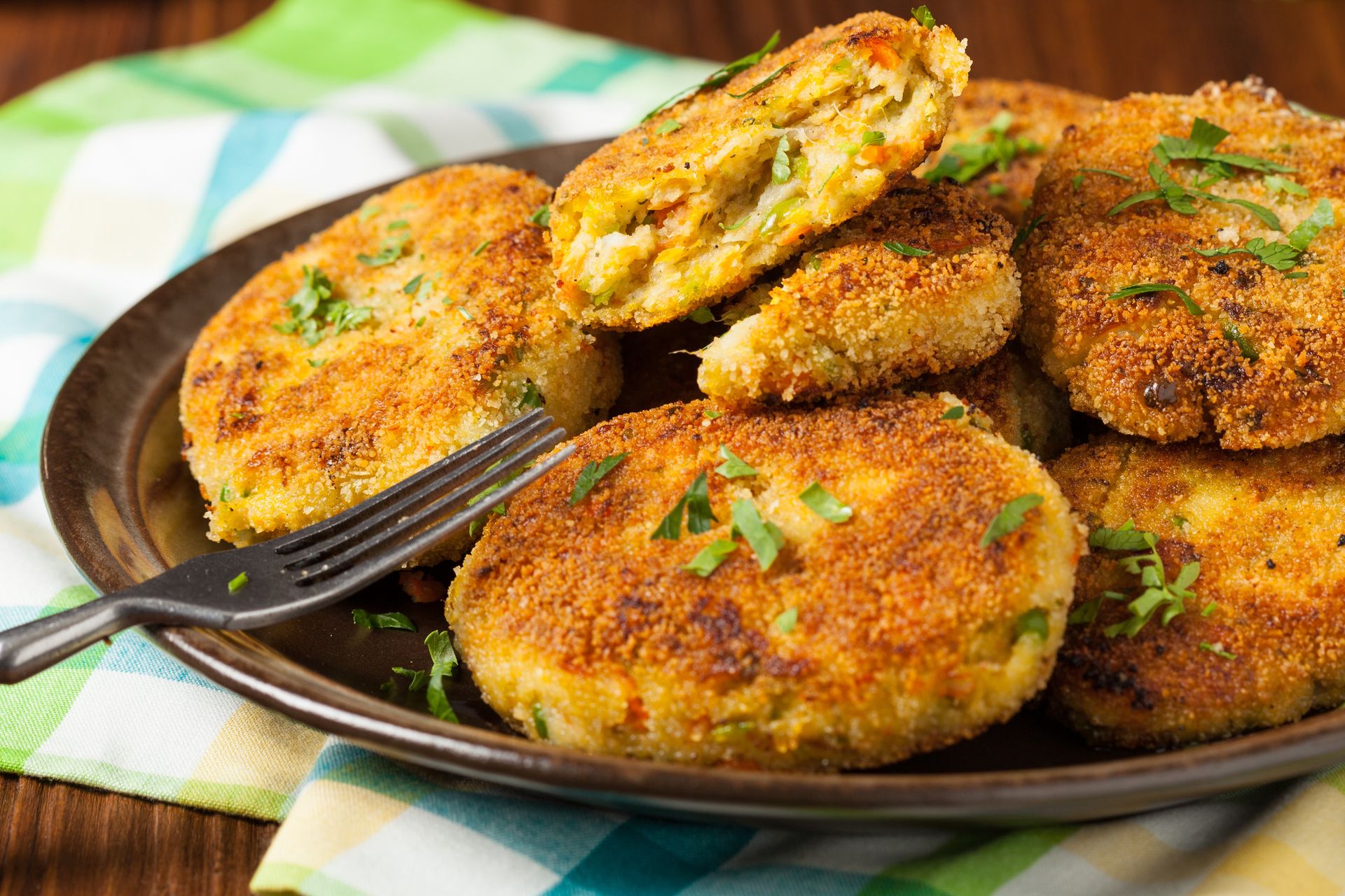 W PRL-u serwowano je w zakładowych stołówkach. Z nietypowym dodatkiem smakują wybitnie