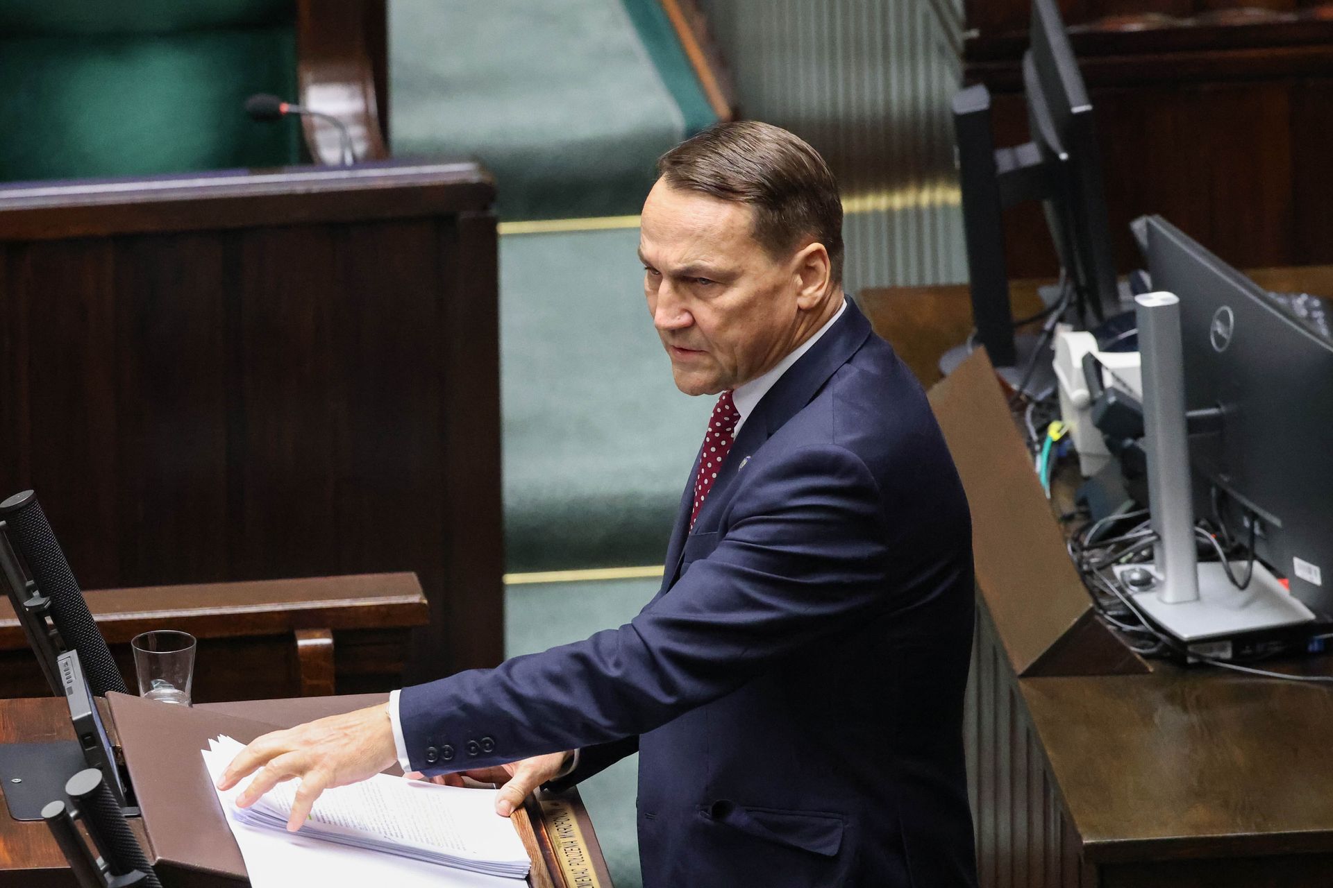 Sikorski po expose odpowiedział na pytania. "Nieźle nam się powodzi"