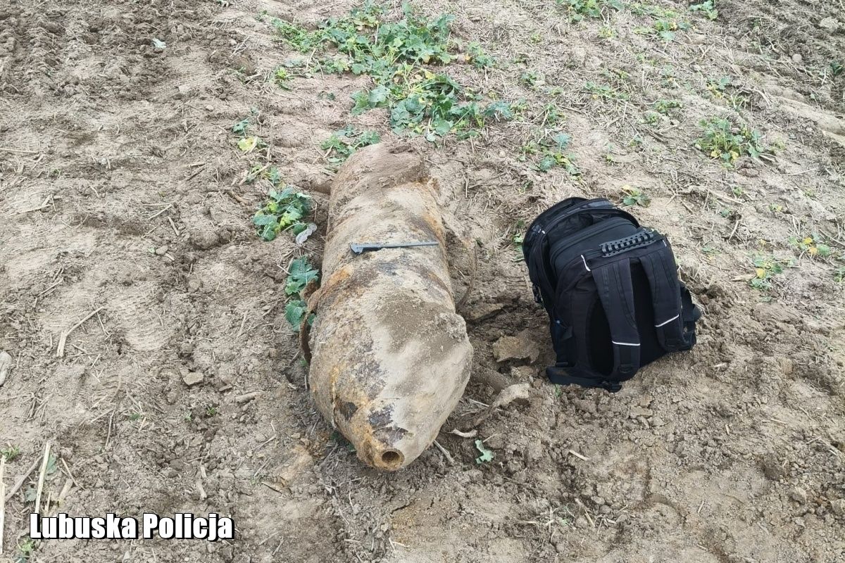 Rolnik kierował traktorem. Natknął się na bombę