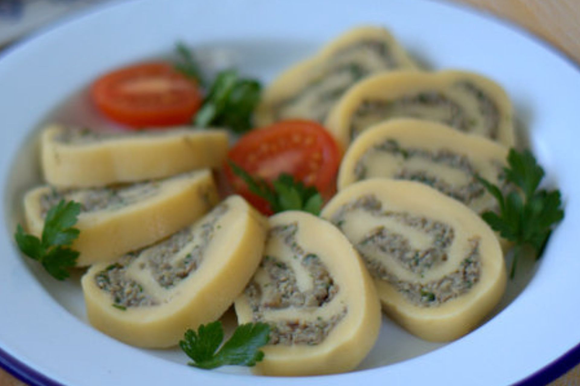 Rolada, która robi robotę na każdej imprezie. Serowy przysmak z pieczarkami