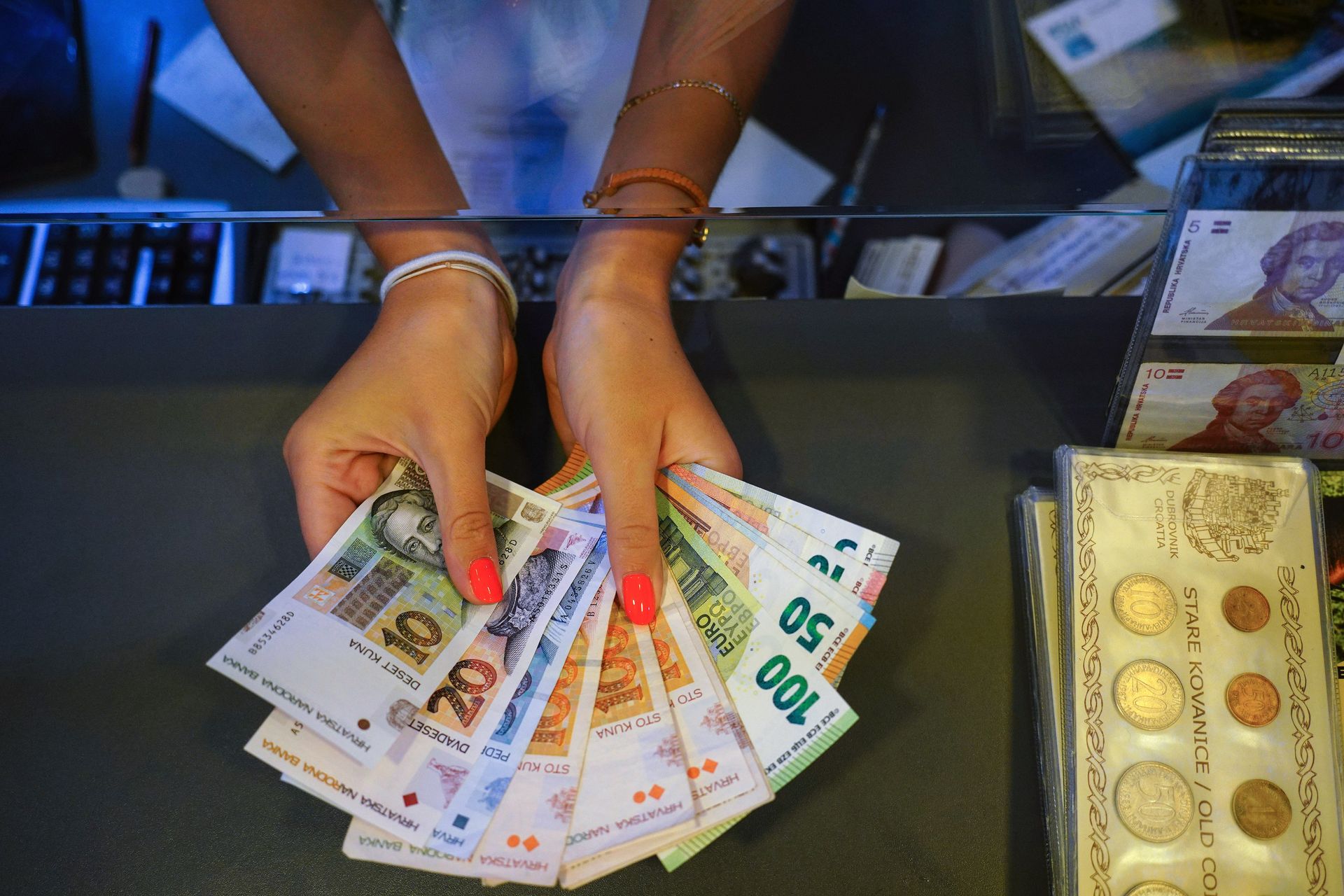 Dostawali po 1200 euro za nic. Trwało to przez trzy lata