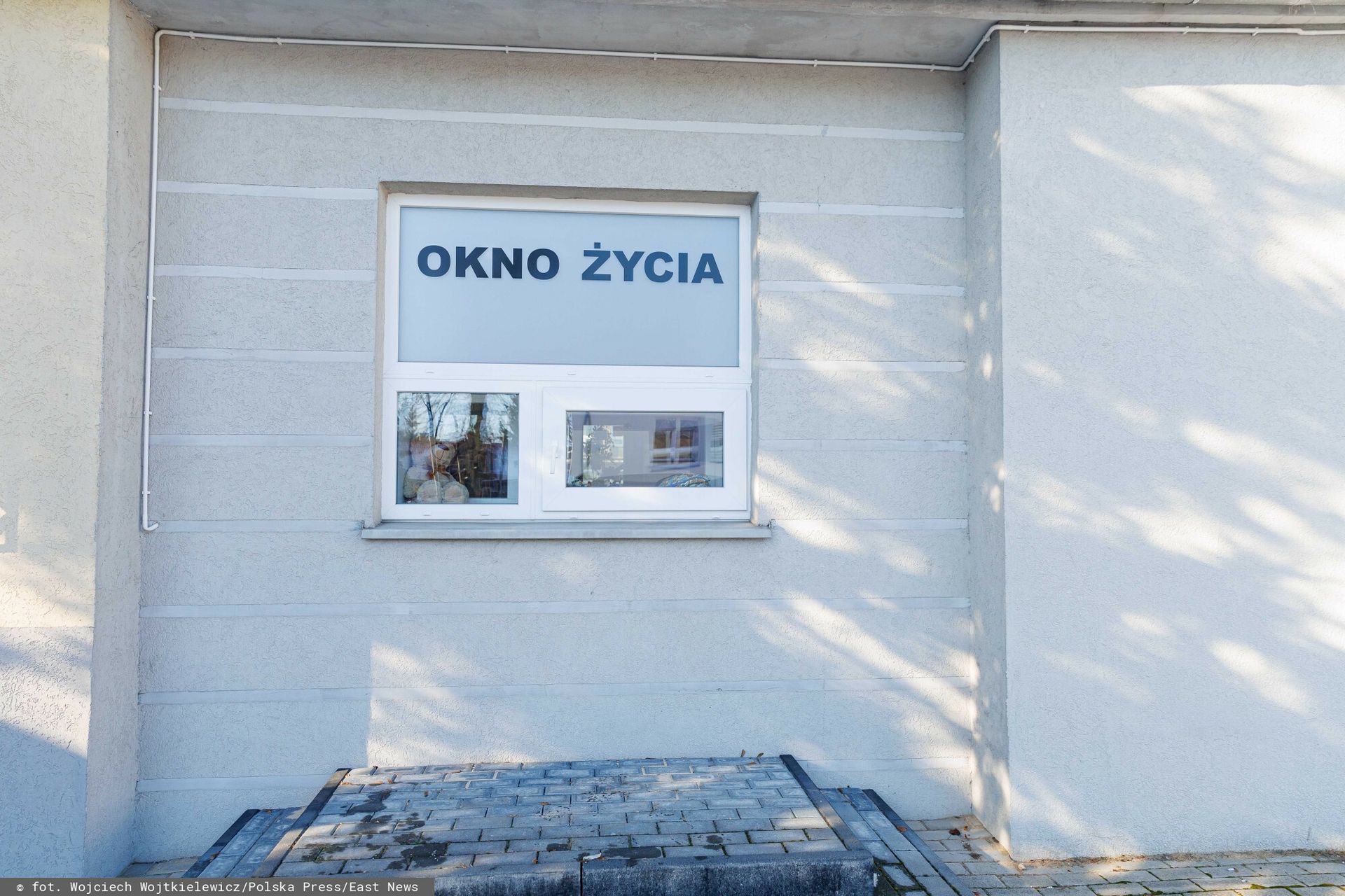 Dziewczynka w oknie życia. Zostawiono przy niej kartkę