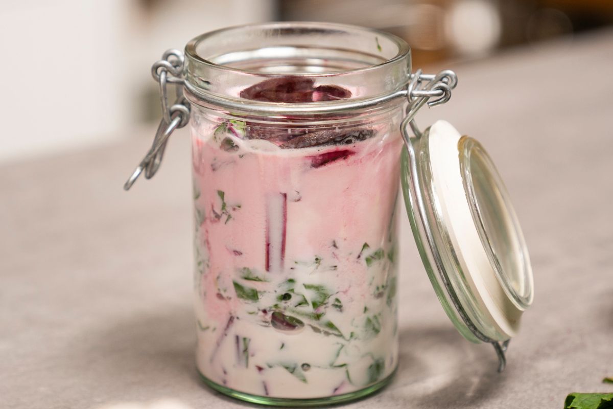 Botwinkę kiszę z mlecznym dodatkiem. Smakuje tak dobrze, iż wyjadam prosto ze słoika