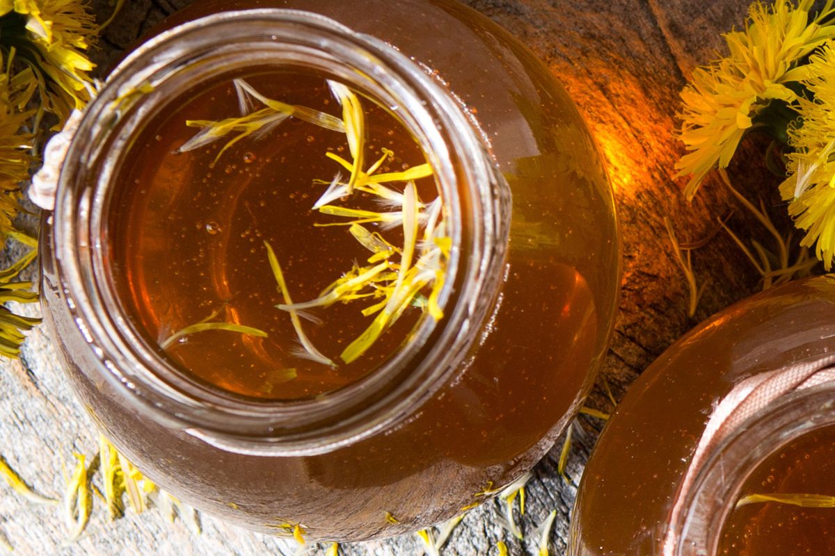 Babcia nazywała go "majowym miodem". Domowe lekarstwo możesz mieć prawie za darmo